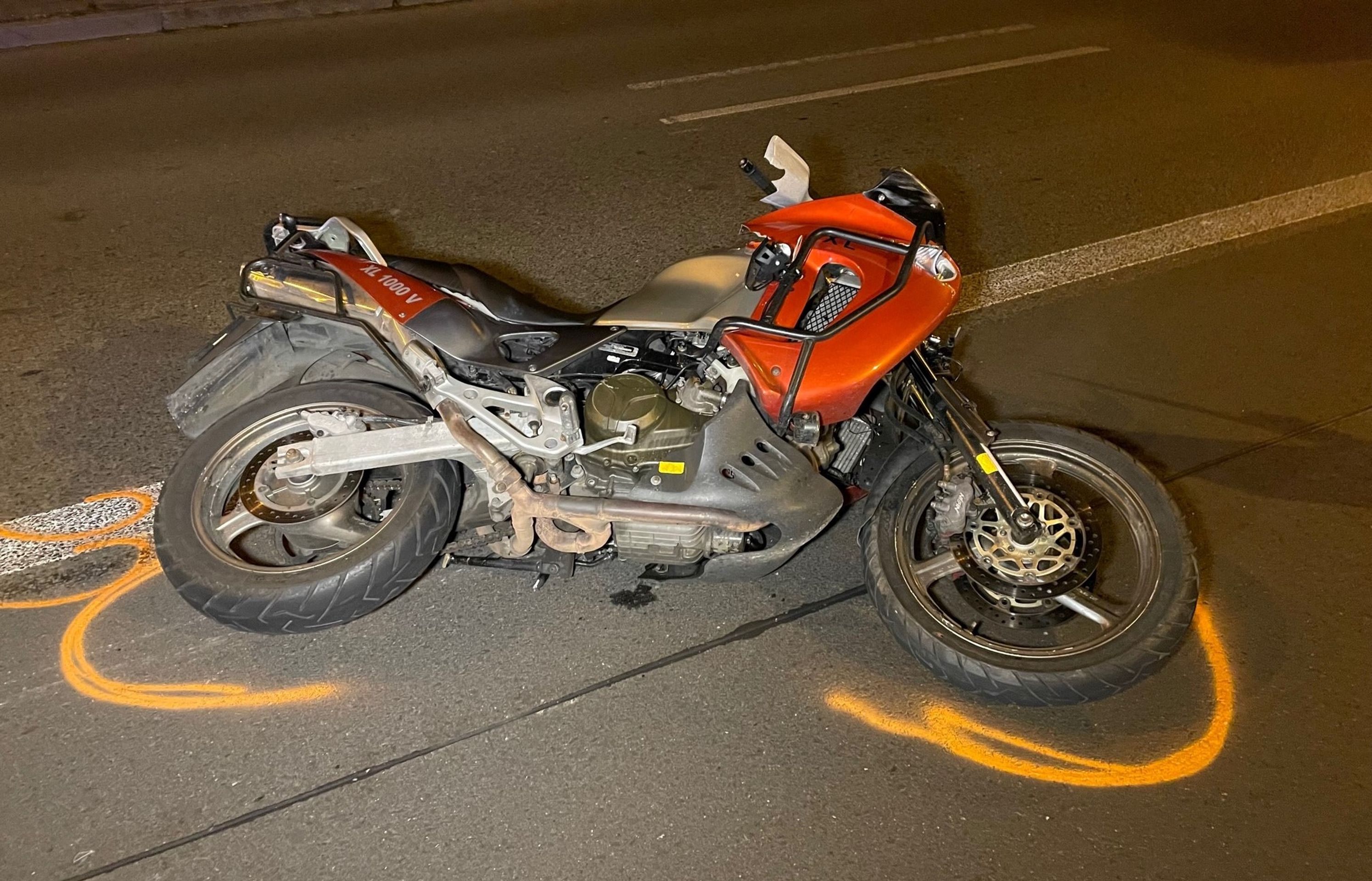 Rozbitý motocykl skončil desítky metrů za místem střetu - Motorkář srazil v Praze chodce, ten nepřežil (2/3)