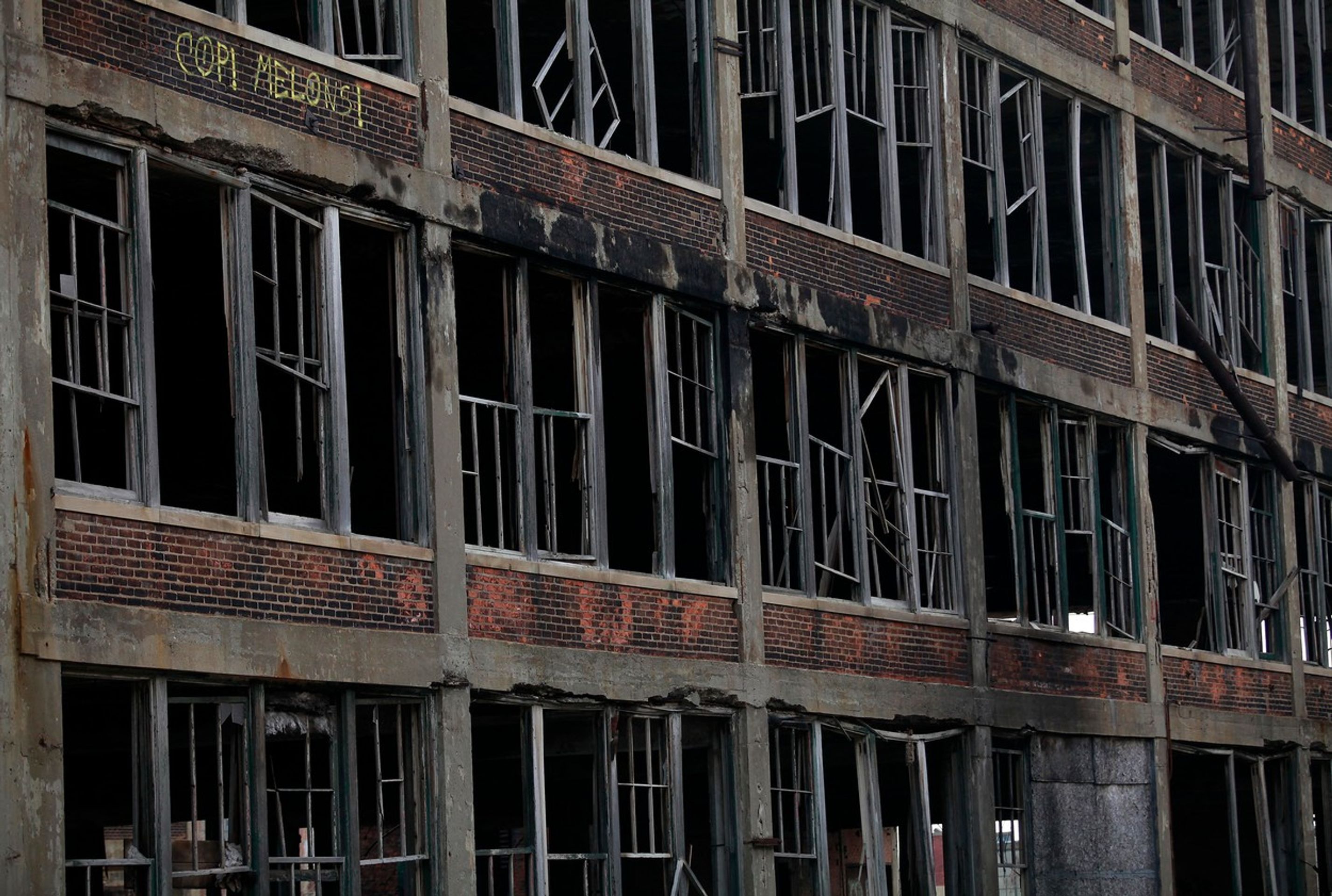 Packard Automotive Plant v Detroitu - Slavná obří továrna Packardu v Detroitu v dobách největší slávy a dnes (5/22)