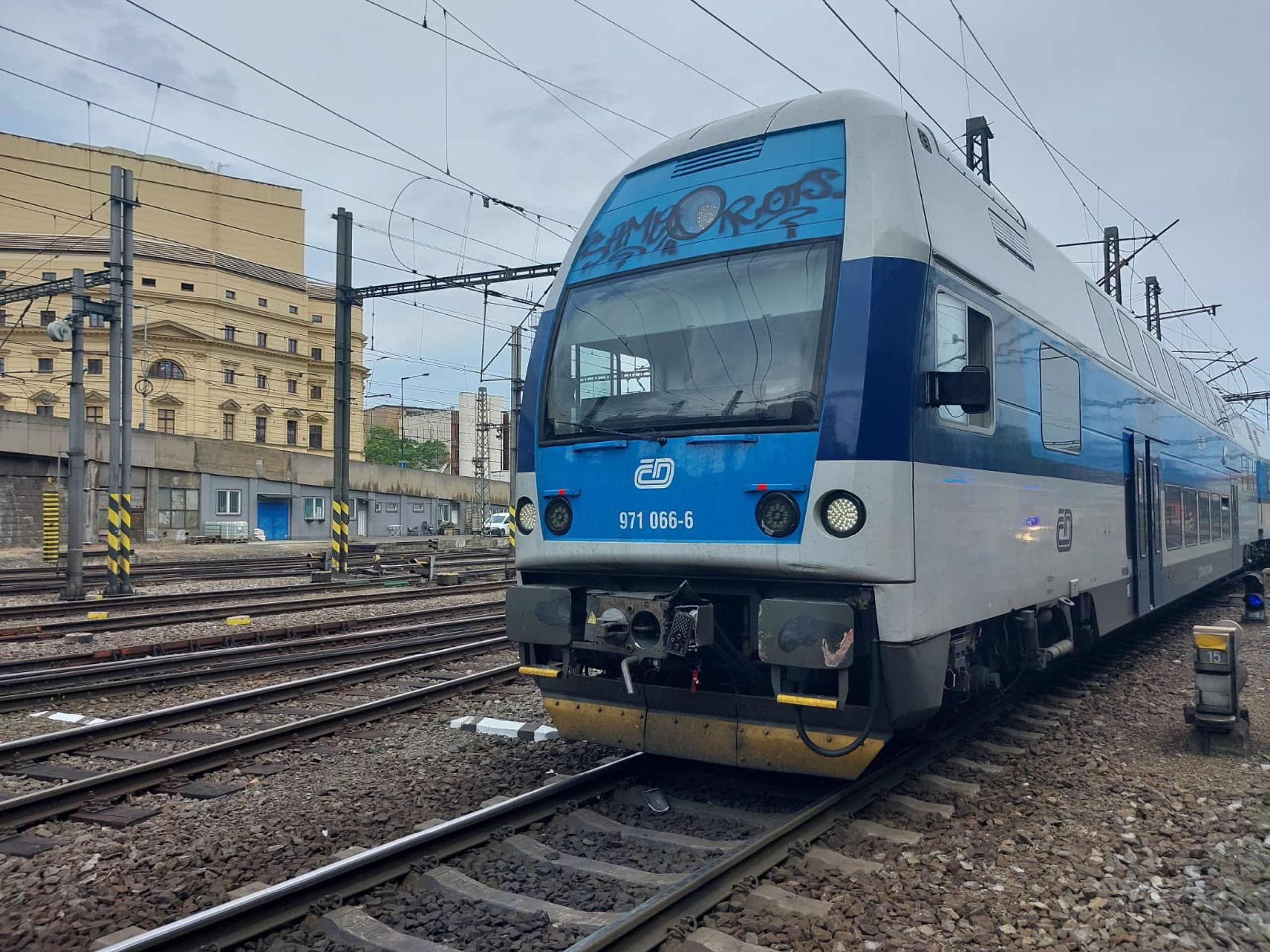 Čelní srážka osobního vlaku s lokomotivou v Praze (2) - Čelní srážka osobního vlaku s lokomotivou v Praze (5/9)