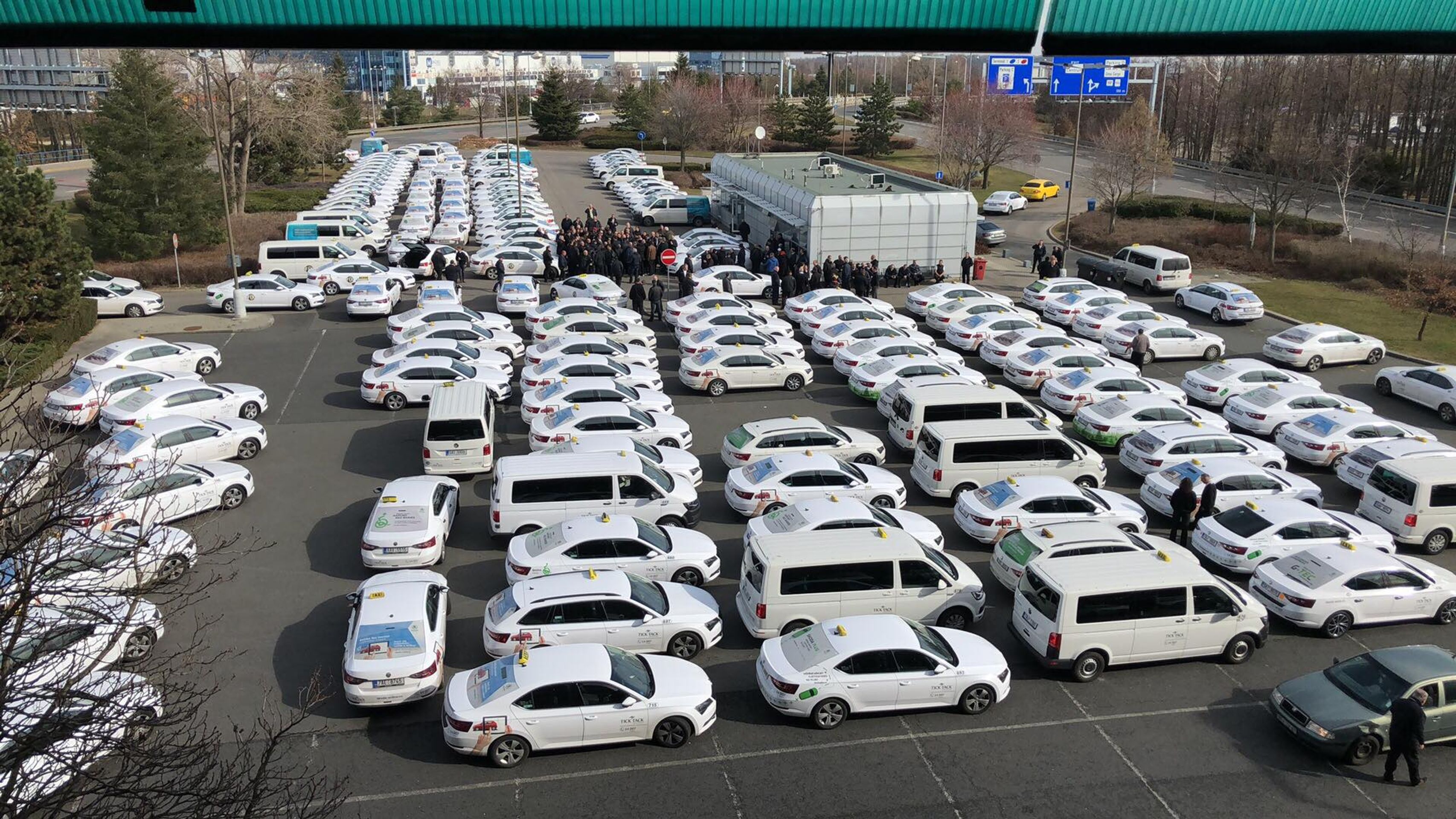 Protesty taxikářů - GALERIE: Protesty taxikářů u pražského letiště (1/10)