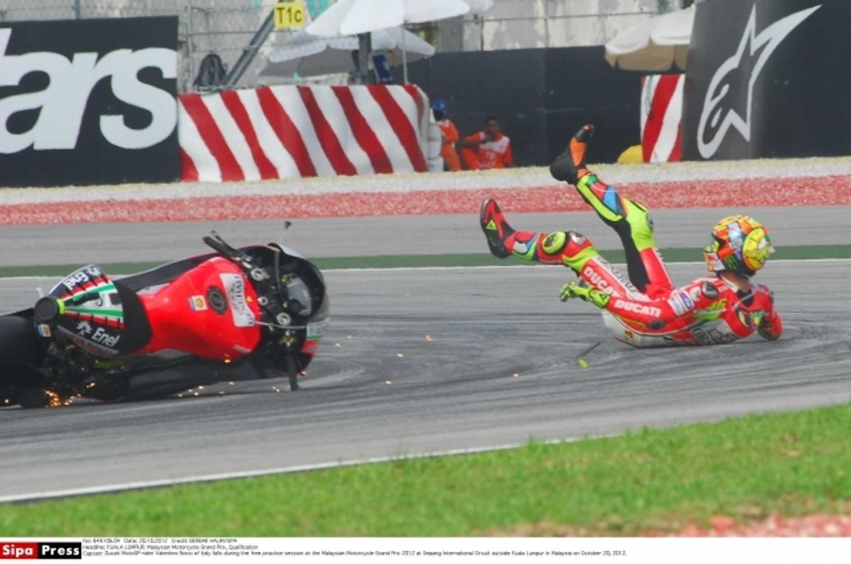 Valentino Rossi - pád v Sepangu - 8 - GALERIE: Valentino Rossi, Sepang - pád v tréninku (4/9)