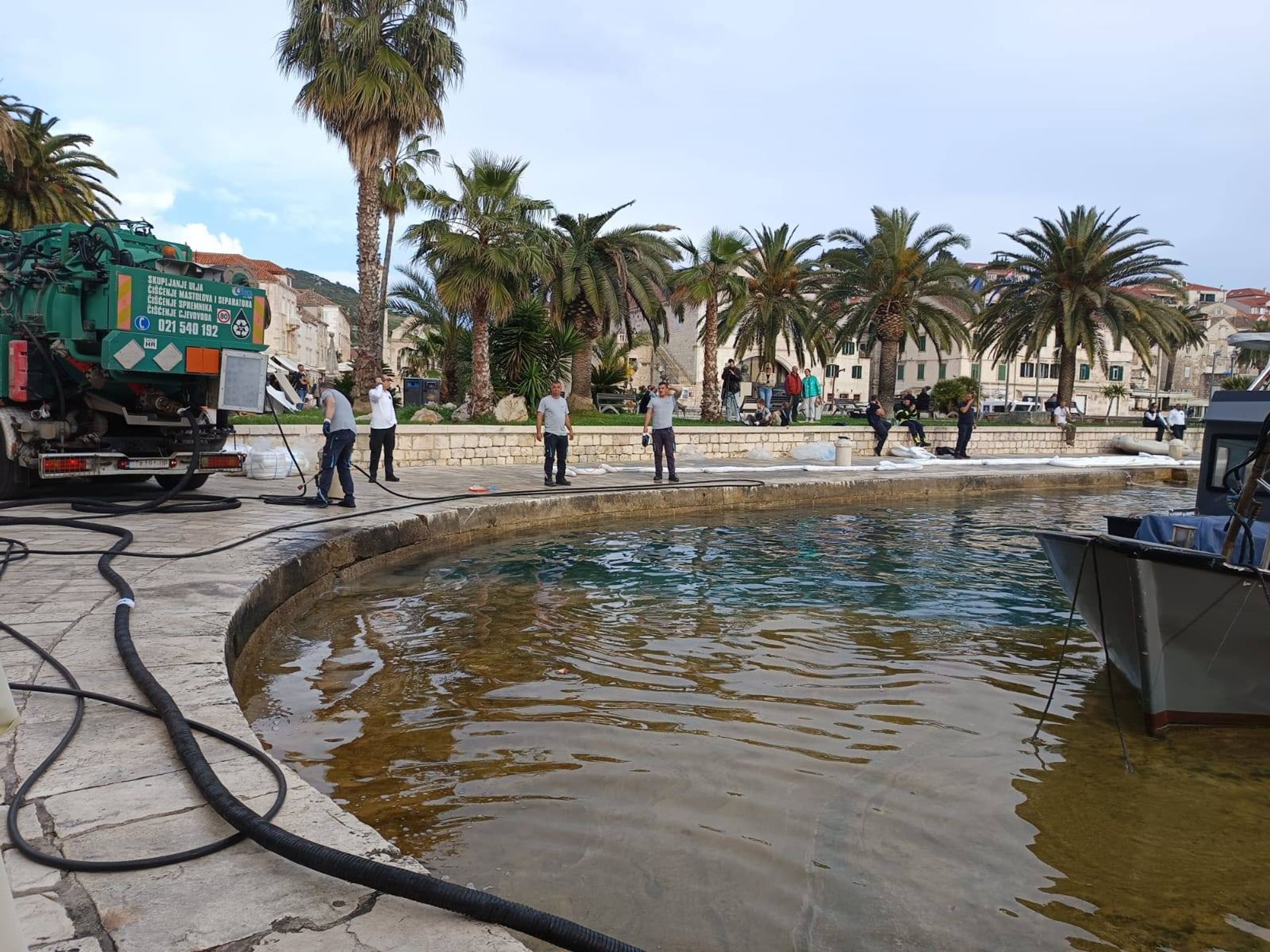 Únik nafty na ostrově Hvar - Únik nafty na ostrově Hvar (11/11)