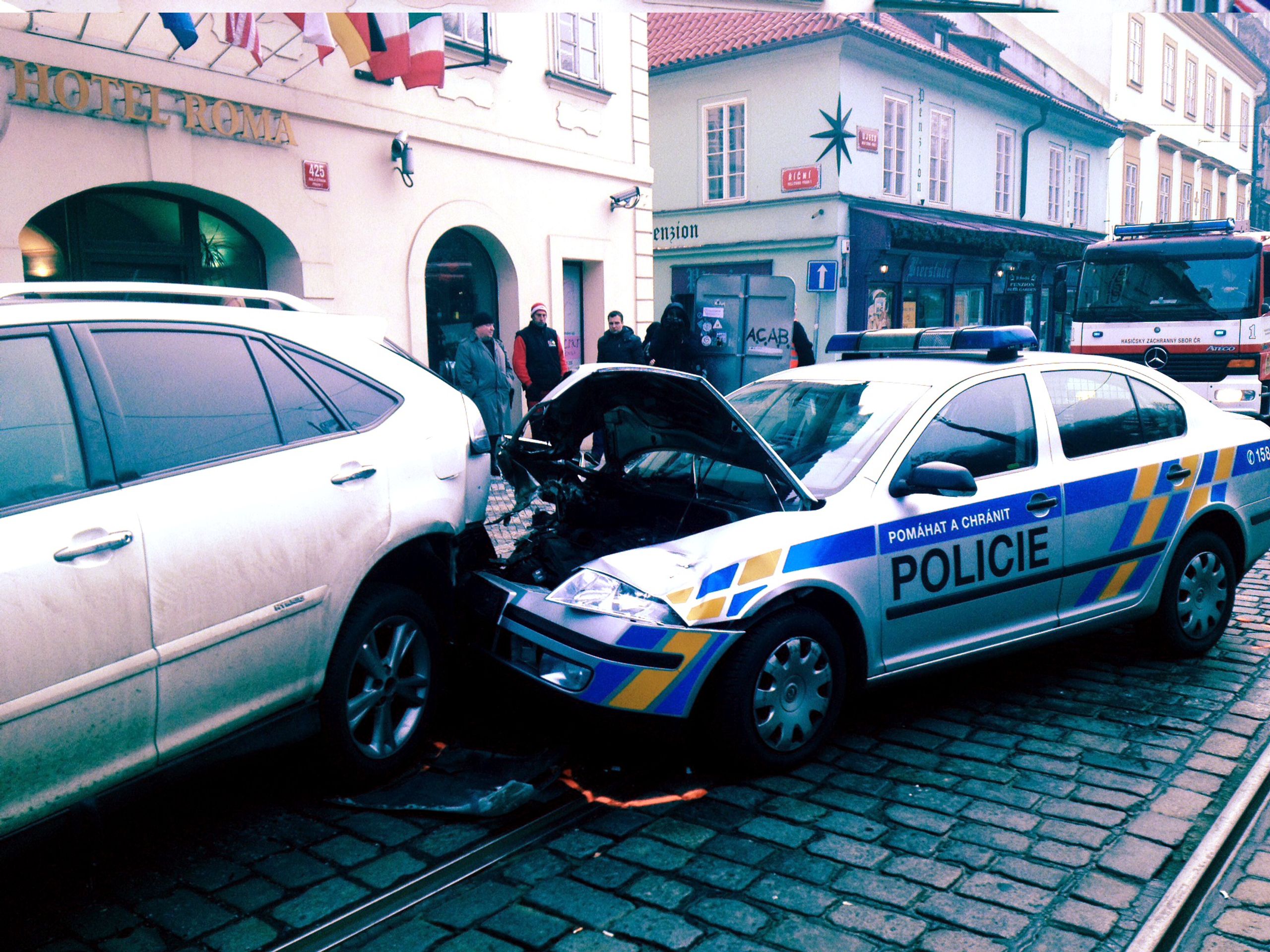 Nehoda policejního auta, SUV a tramvaje v Praze - GALERIE: Nehoda policejního auta, SUV a tramvaje (1/4)