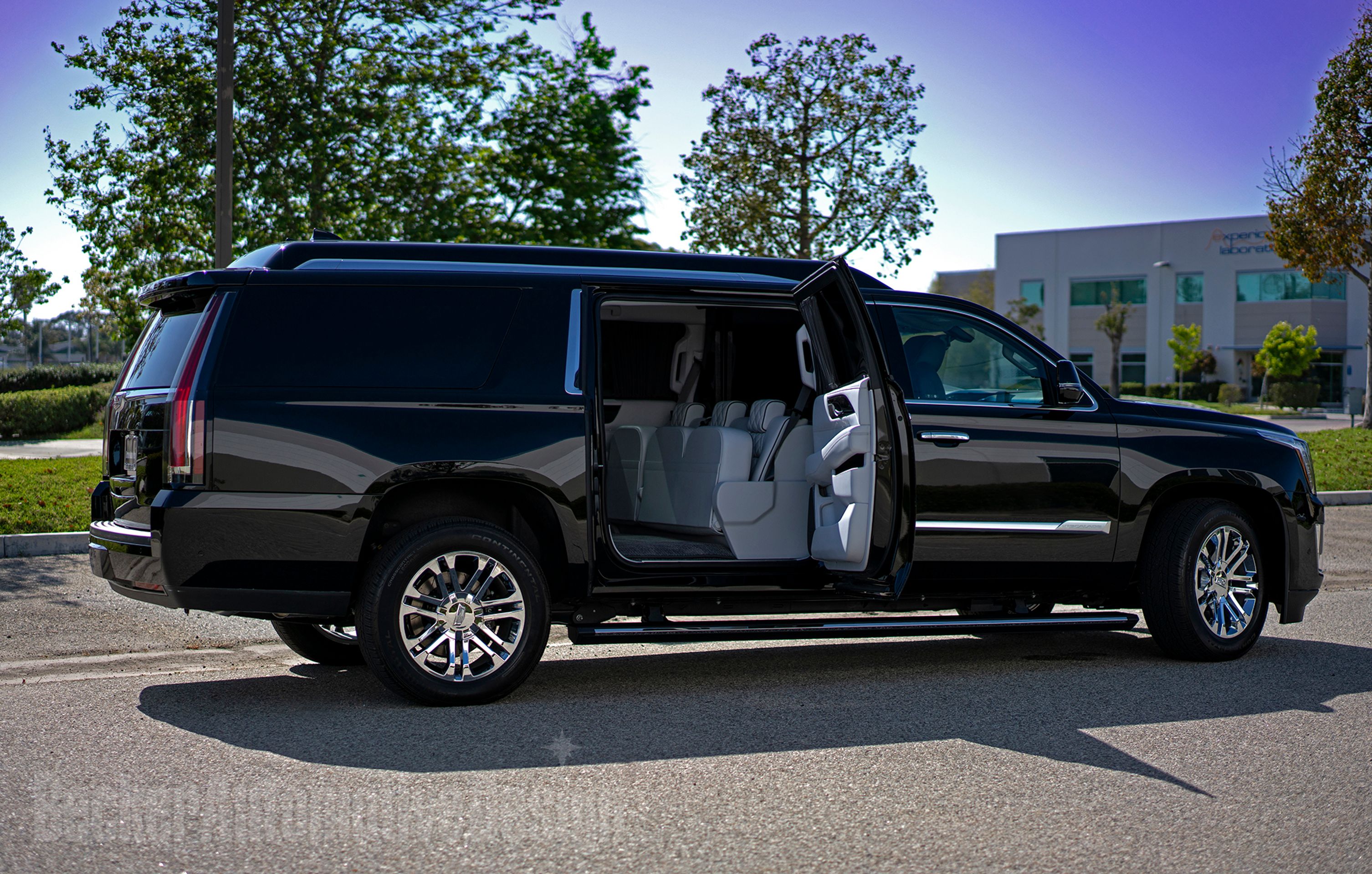 Sylvester Stallone prodává luxusní Cadillac Escalade ESV - 27 - Fotogalerie: Stallone prodává luxusní limuzínu, sám ji navrhoval (3/15)