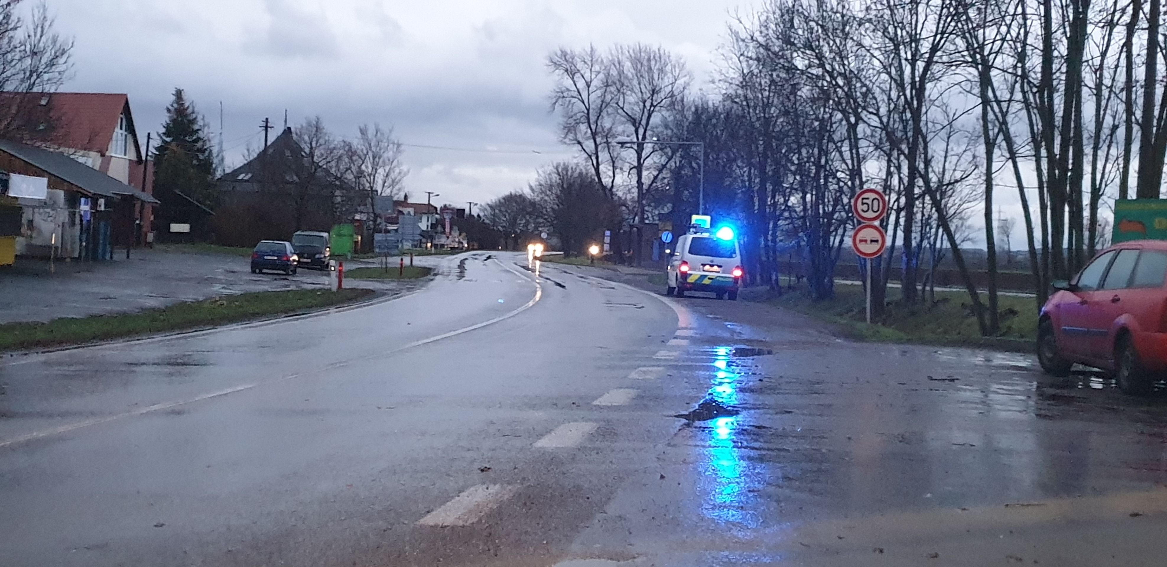 Na Mělnicku auto na přechodě srazilo školačku - 1 - GALERIE: Na Mělnicku auto na přechodě srazilo školačku (4/4)