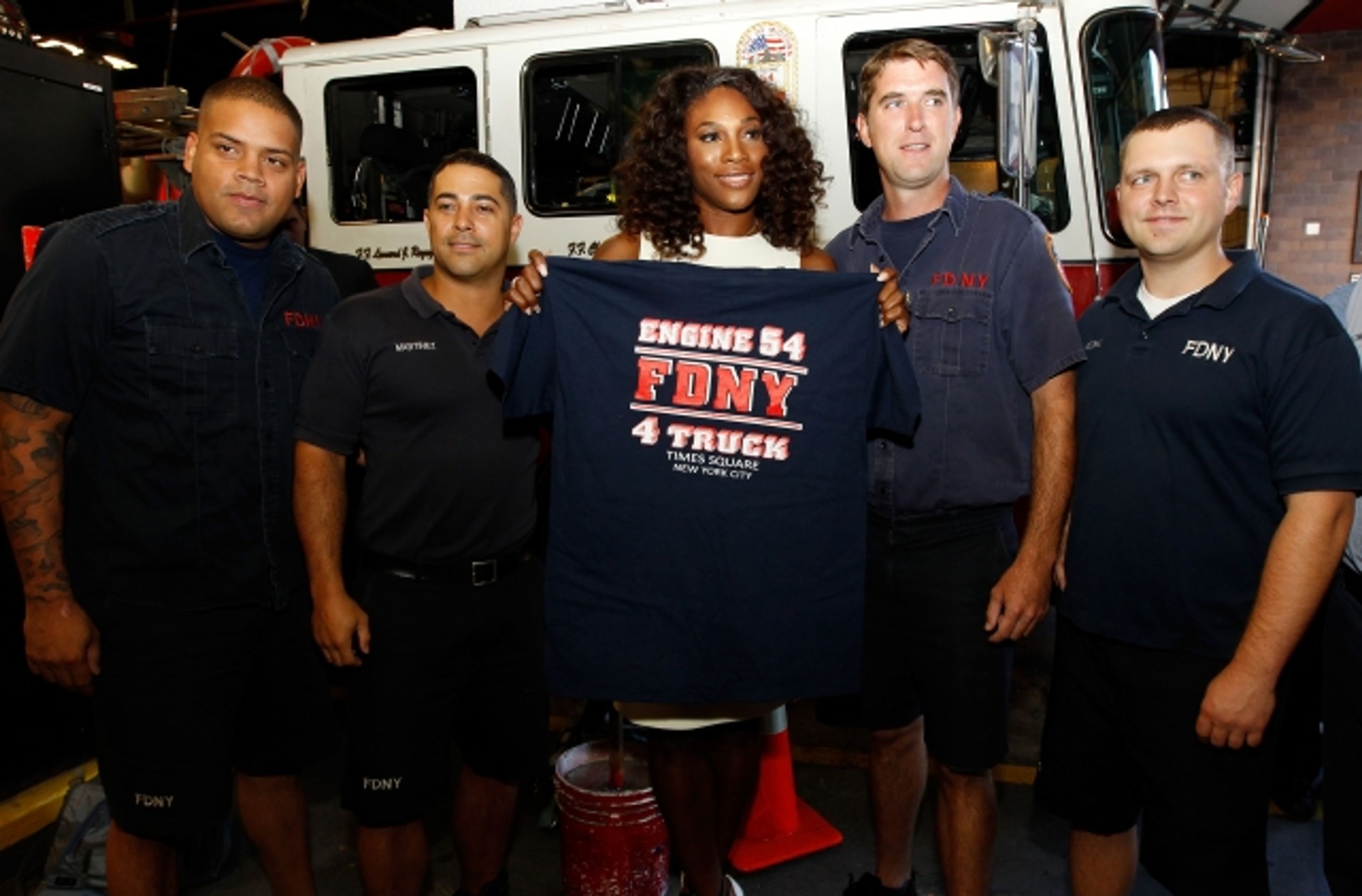 serena a hasiči - GALERIE: Serena Williams pózuje před mrakodrapy (10/14)