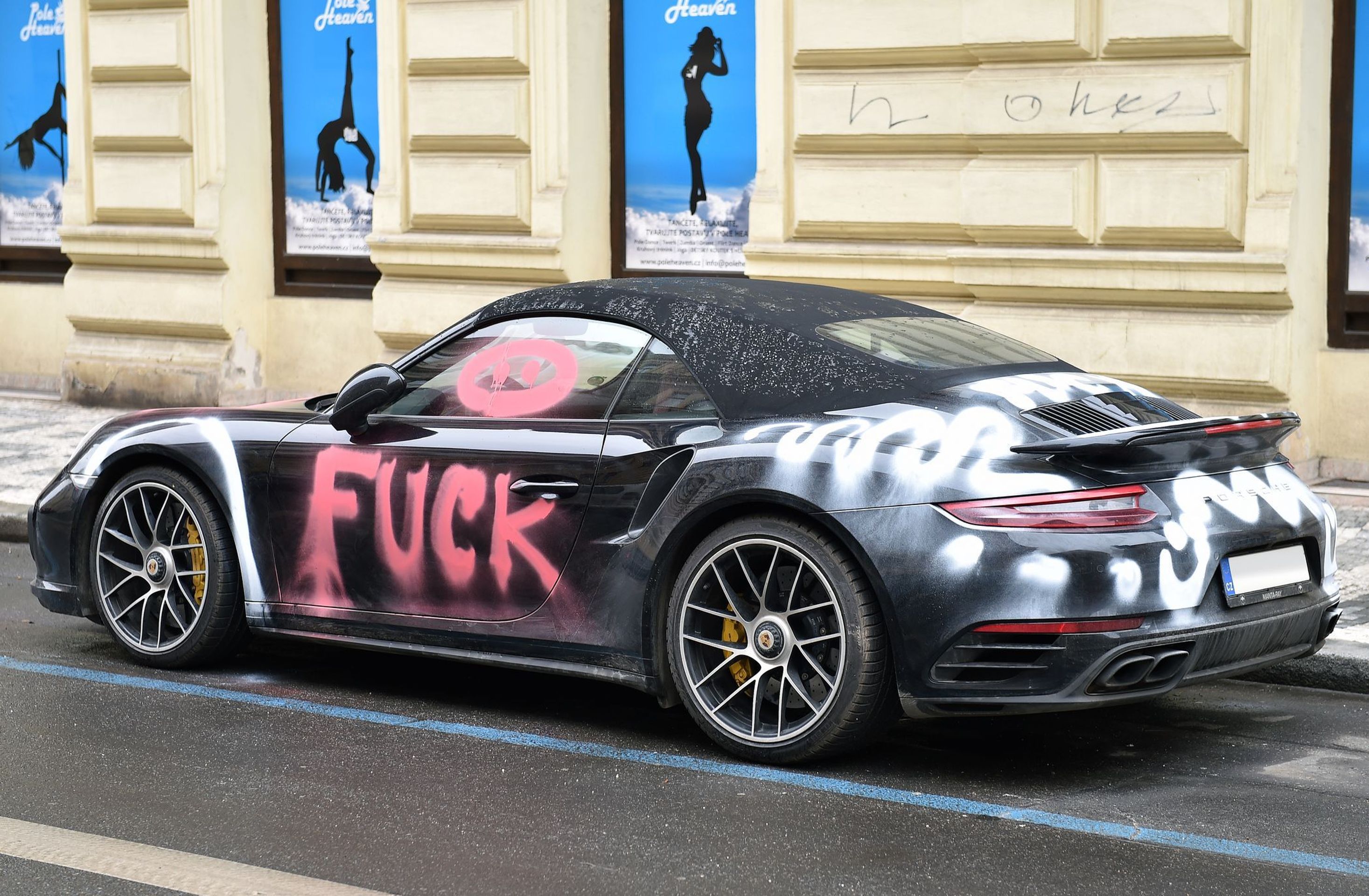 Posprejované Porsche - 7 - GALERIE: Posprejované Porsche (7/9)