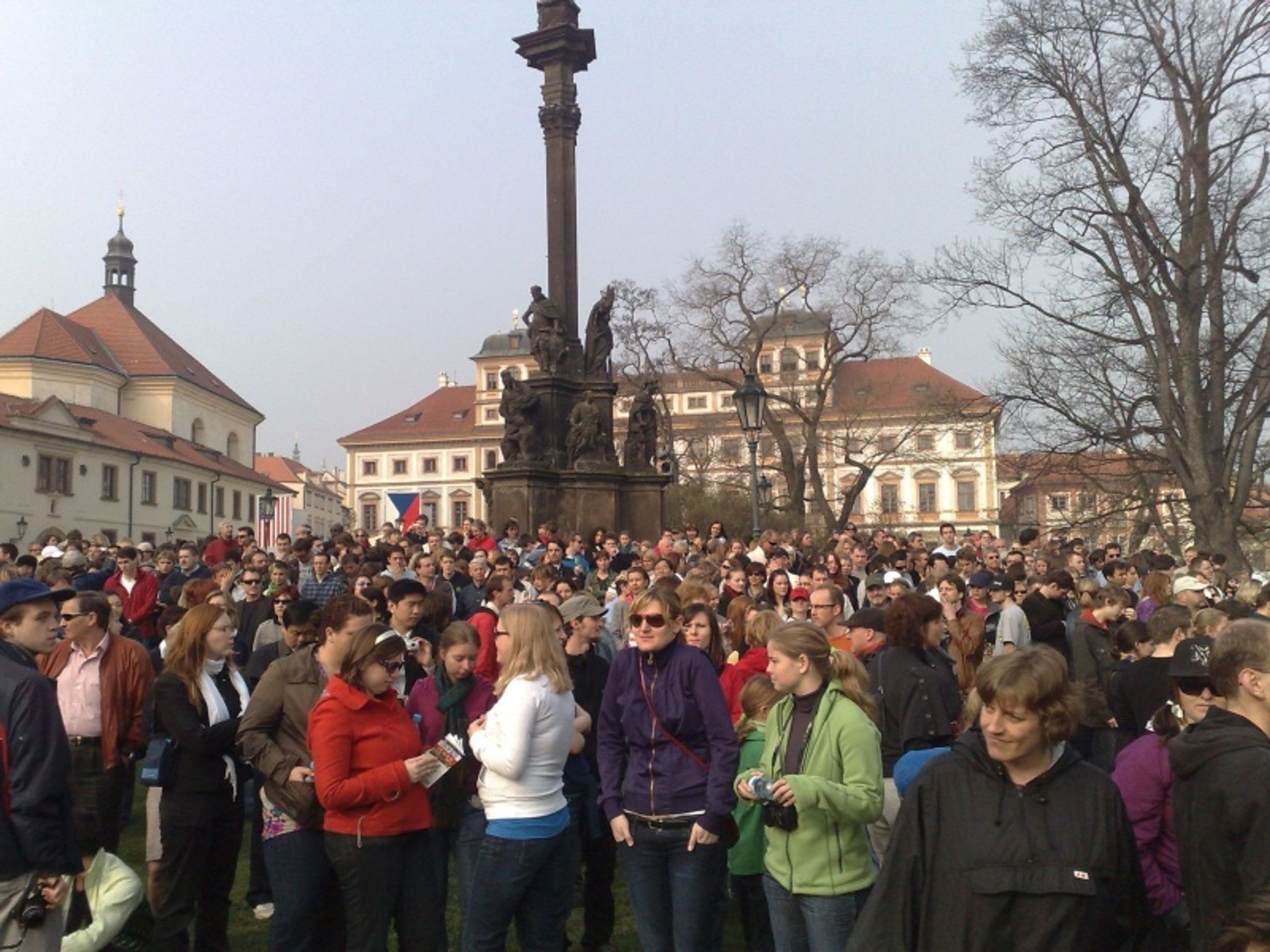 Čekání na projev - GALERIE: Obamův projev na Hradčanském náměstí (2/2)