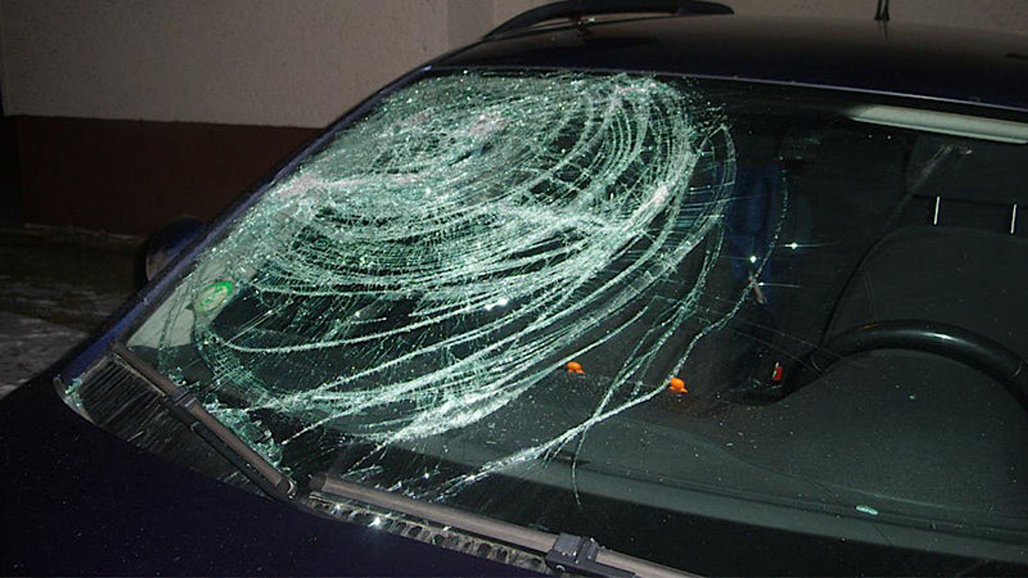 Zaměstnancům v Třinci se nelíbila nízká výplata, šéfovi rozbili auto lopatou - GALERIE: Zaměstnancům v Třinci se nelíbila nízká výplata, šéfovi rozbili auto lopatou (3/3)
