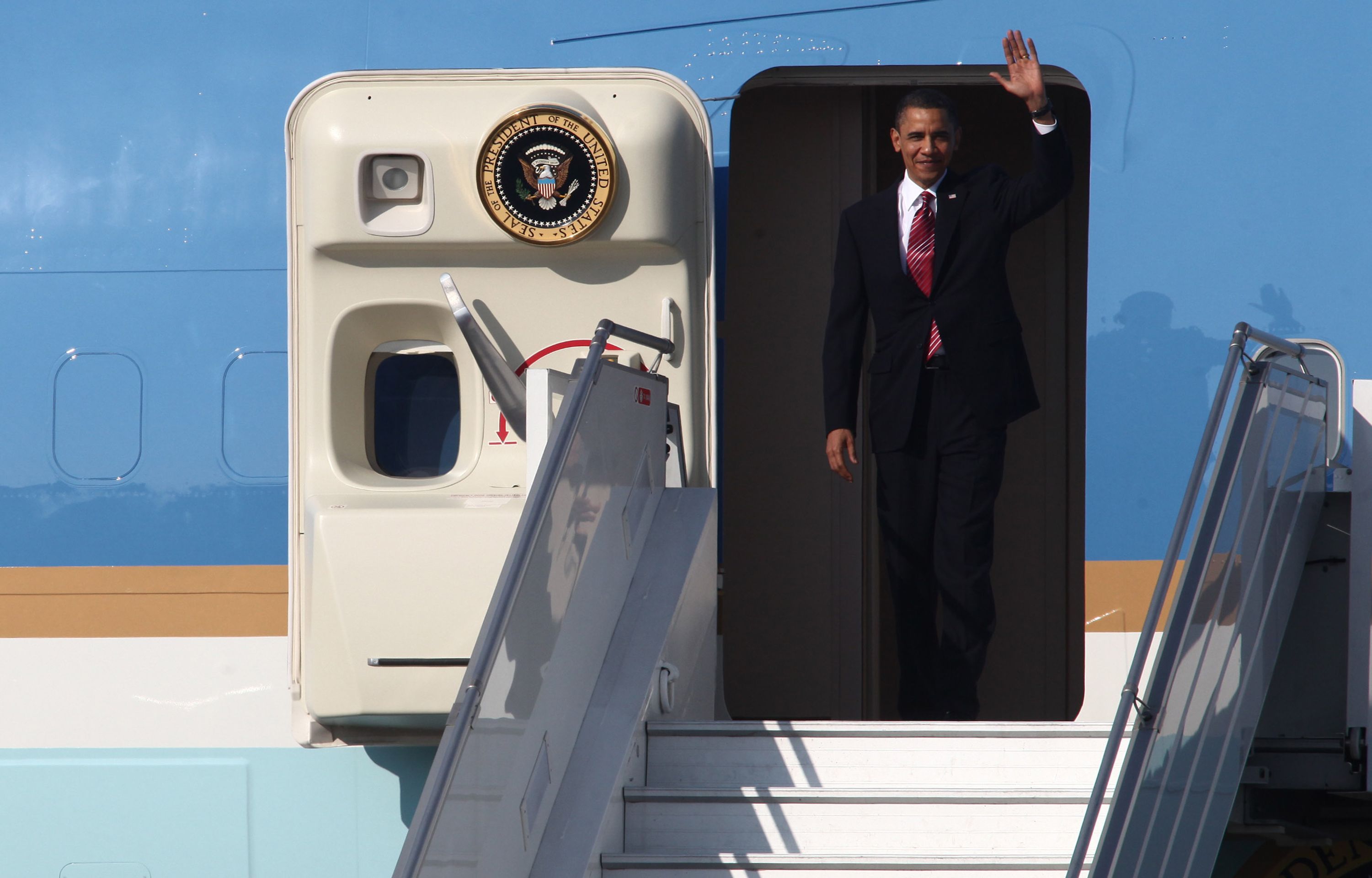 Obama vystupuje z letadla - GALERIE: Obama přiletěl do Prahy (4/9)