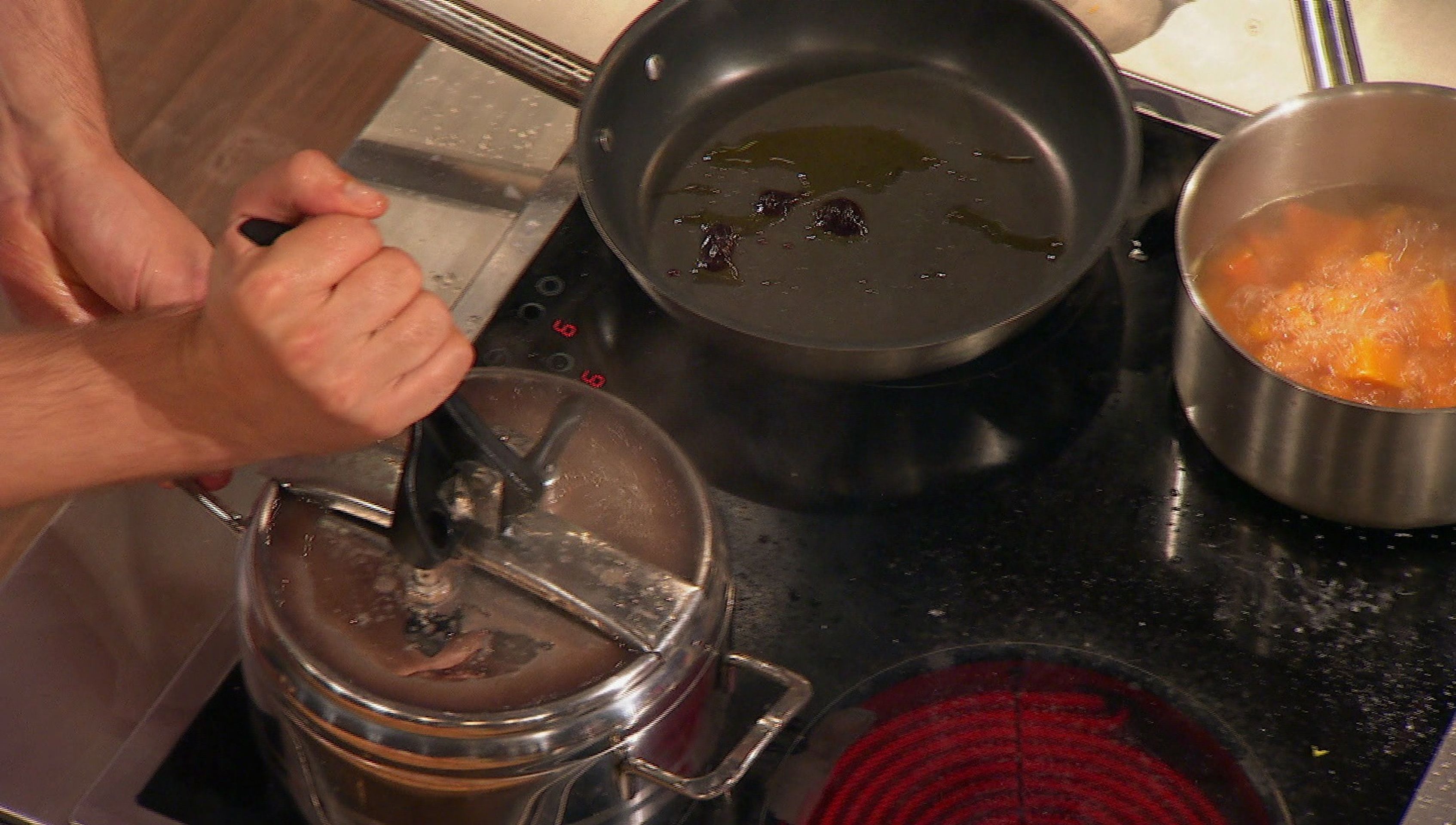 Natáčení pořadu MasterChef se změnilo v drama. Soutěžící skončil s popáleninami! - 3 - GALERIE: Natáčení pořadu MasterChef se změnilo v drama. Soutěžící skončil s popáleninami! (3/7)