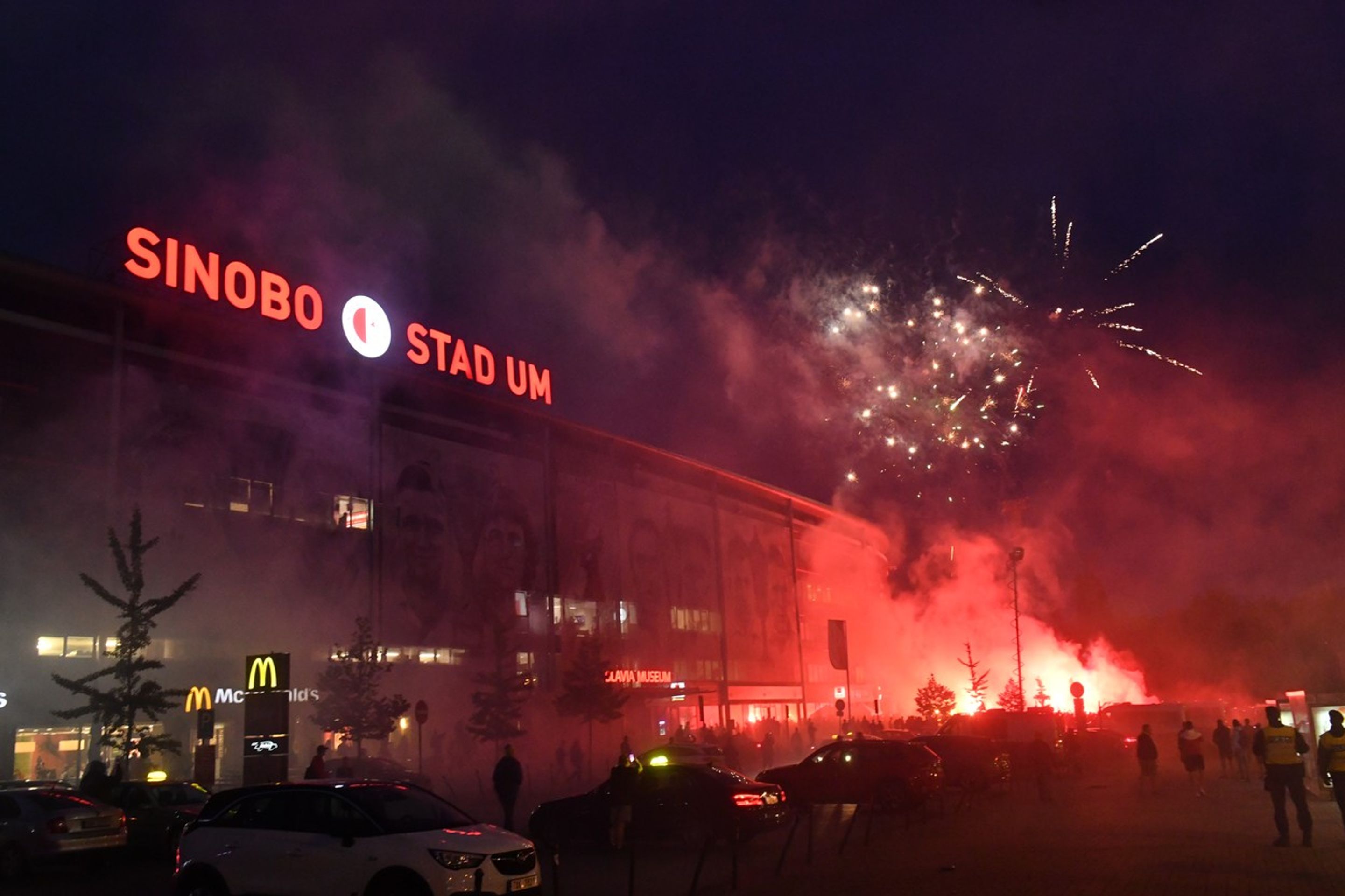 Ligové oslavy Slavie Praha - GALERIE: Takhle slavili fotbalisté Slavie Praha ligový triumf (3/5)