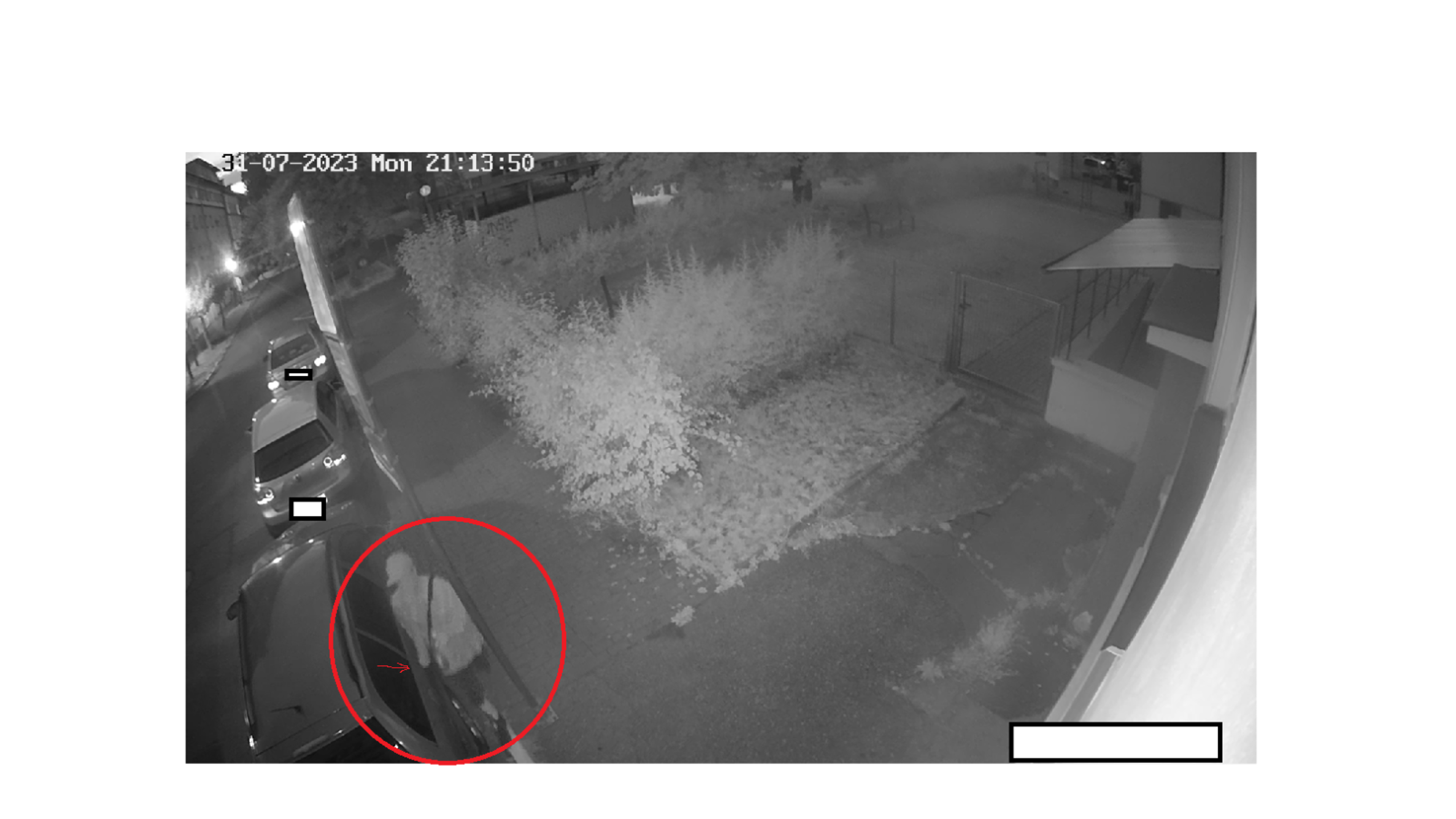Policie hledá muže, který v Českých Budějovicích poškodil 30 aut - Muž v Českých Budějovicích poškodil 30 aut (1/3)