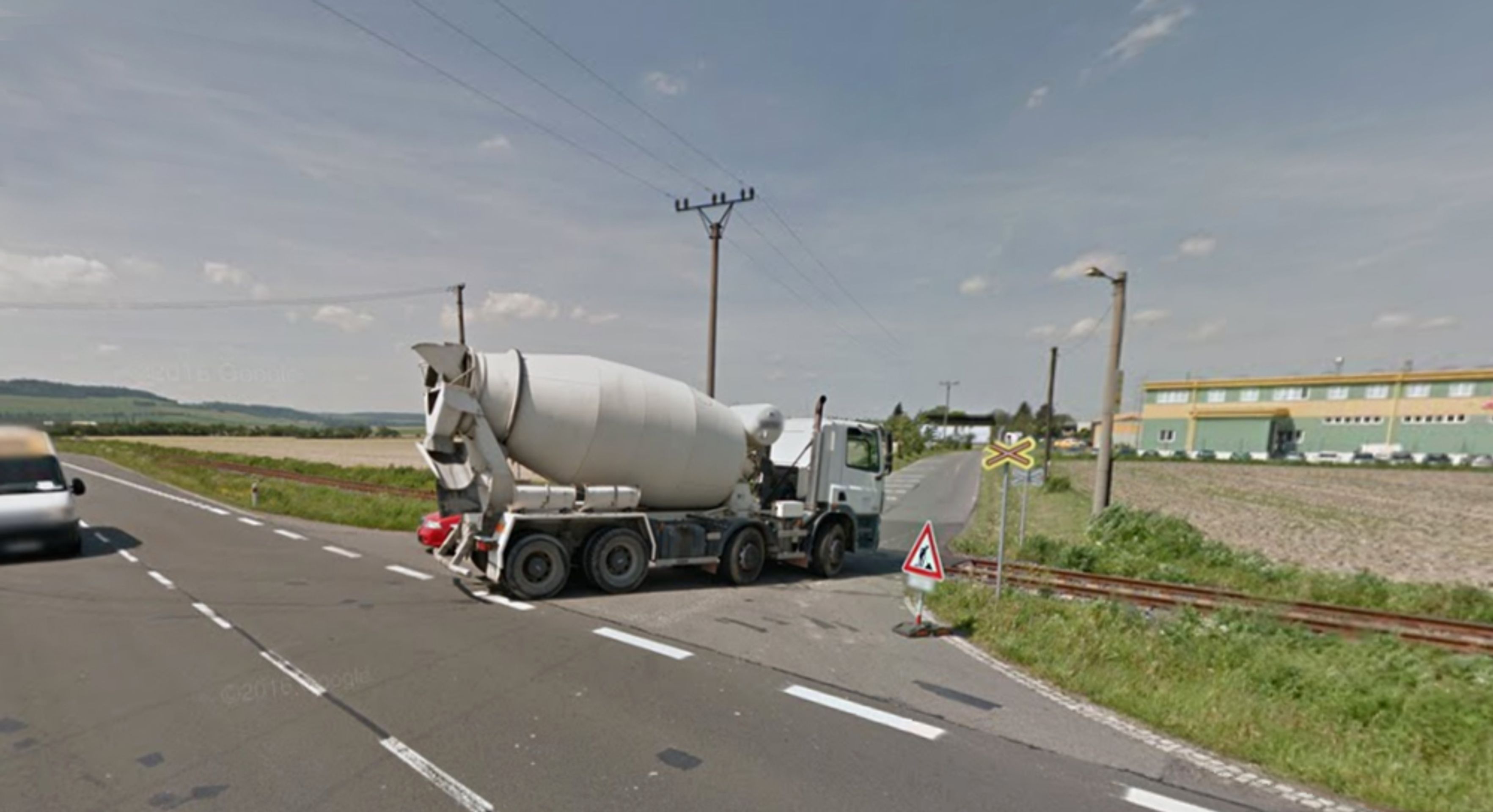 Nebezpečné přejezdy: P 7812, Opava - Hradec nad Moravicí, Moravskoslezský kraj - přejezd bez světel, řešení: se závorami. DŮVOD: Krátký přejezd, vjezd ze silnice I. třídy č. 57. do obce Rybničky, místo častých nehod - GALERIE: Nebezpečné přejezdy - Královéhradecký kraj, Pardubický kraj, Olomoucký kraj, Moravskoslezský kraj (17/17)
