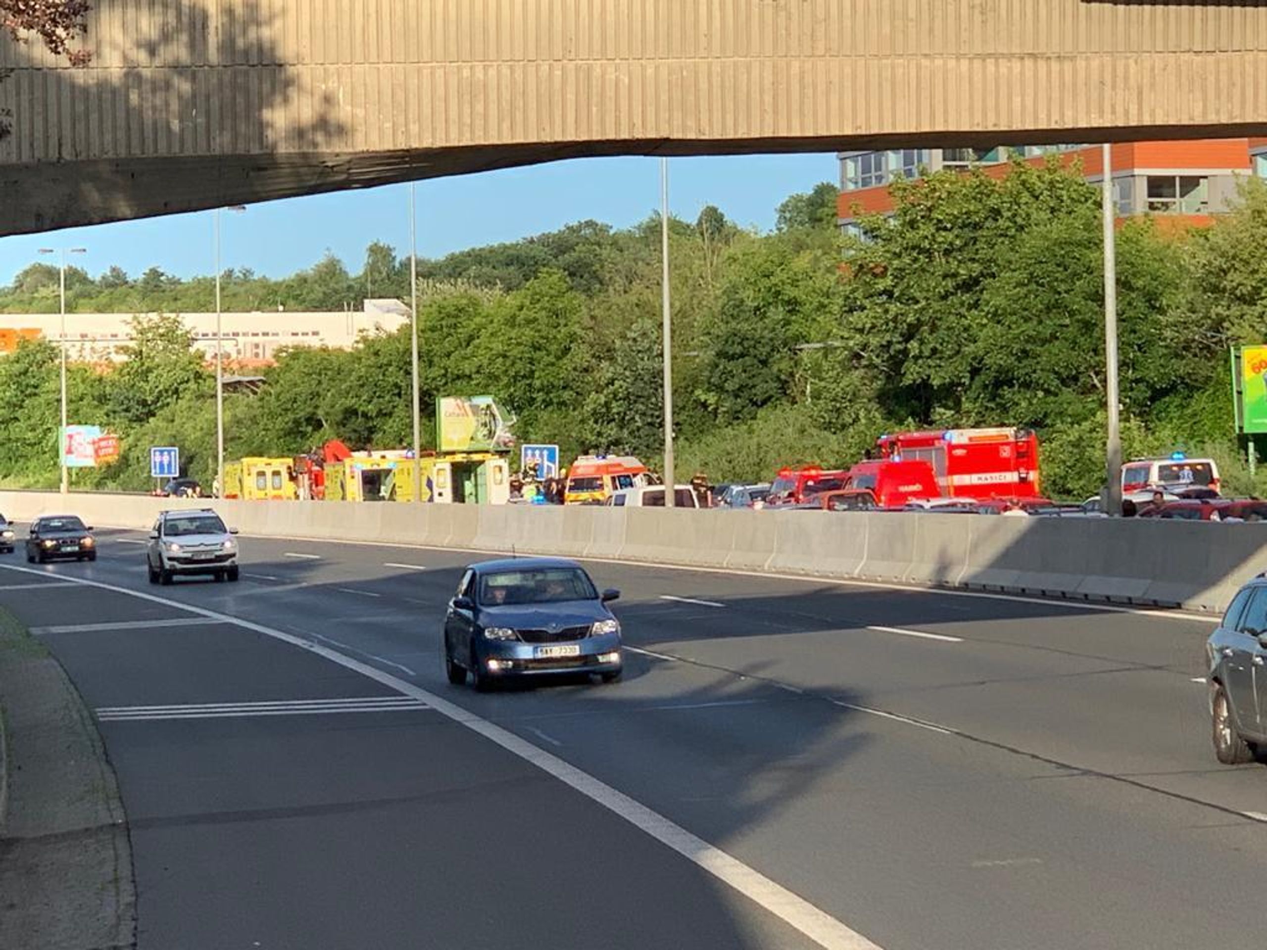 Tragická nehoda v Praze skončila smrtí policisty - 1 - GALERIE: Tragická nehoda v Praze skončila smrtí policisty (2/6)