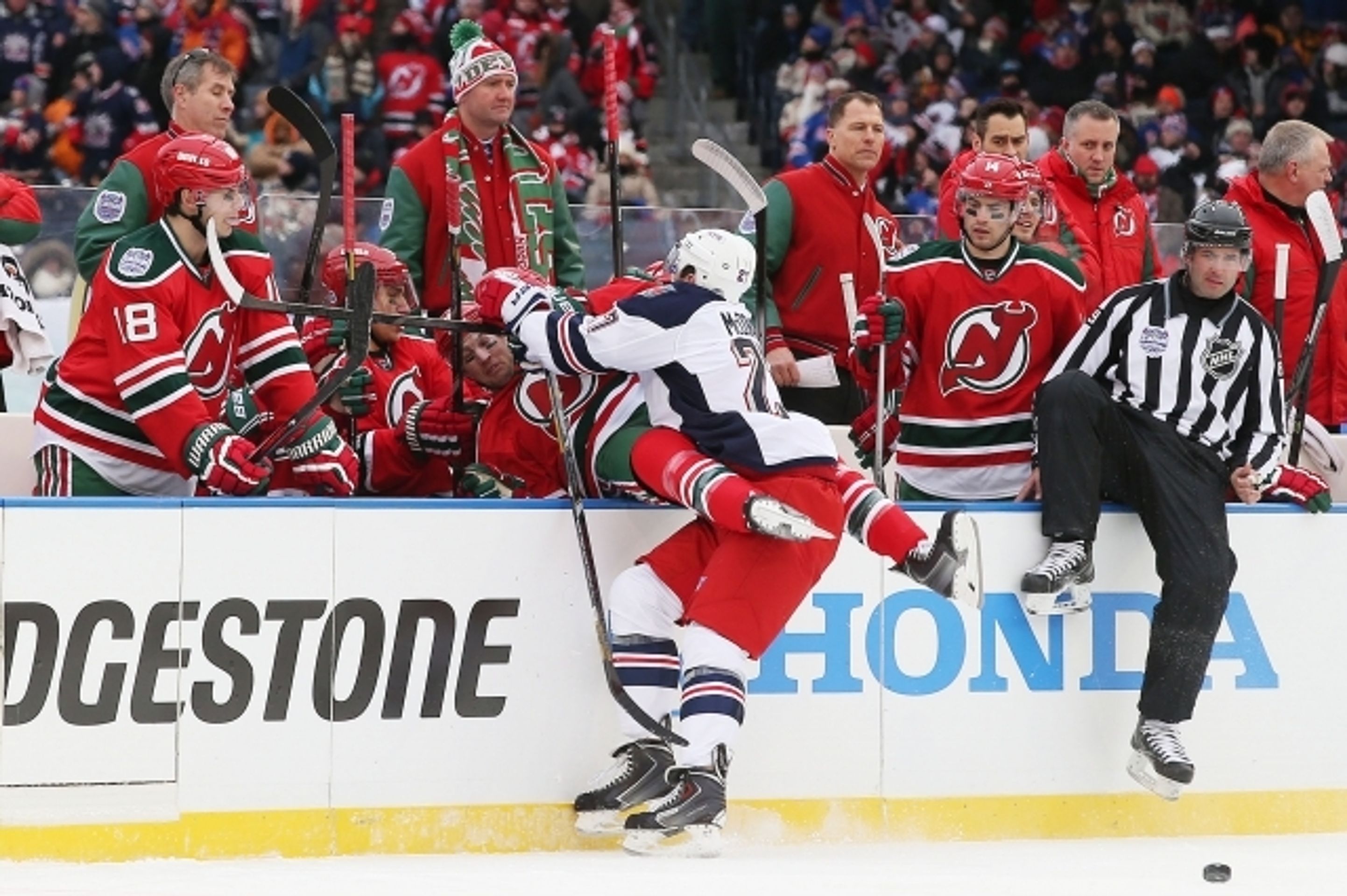 NHL na Yankee Stadium: Devils vs. Rangers - 5 - GALERIE: NHL na stadionu Yankees: Devils - Rangers (6/22)