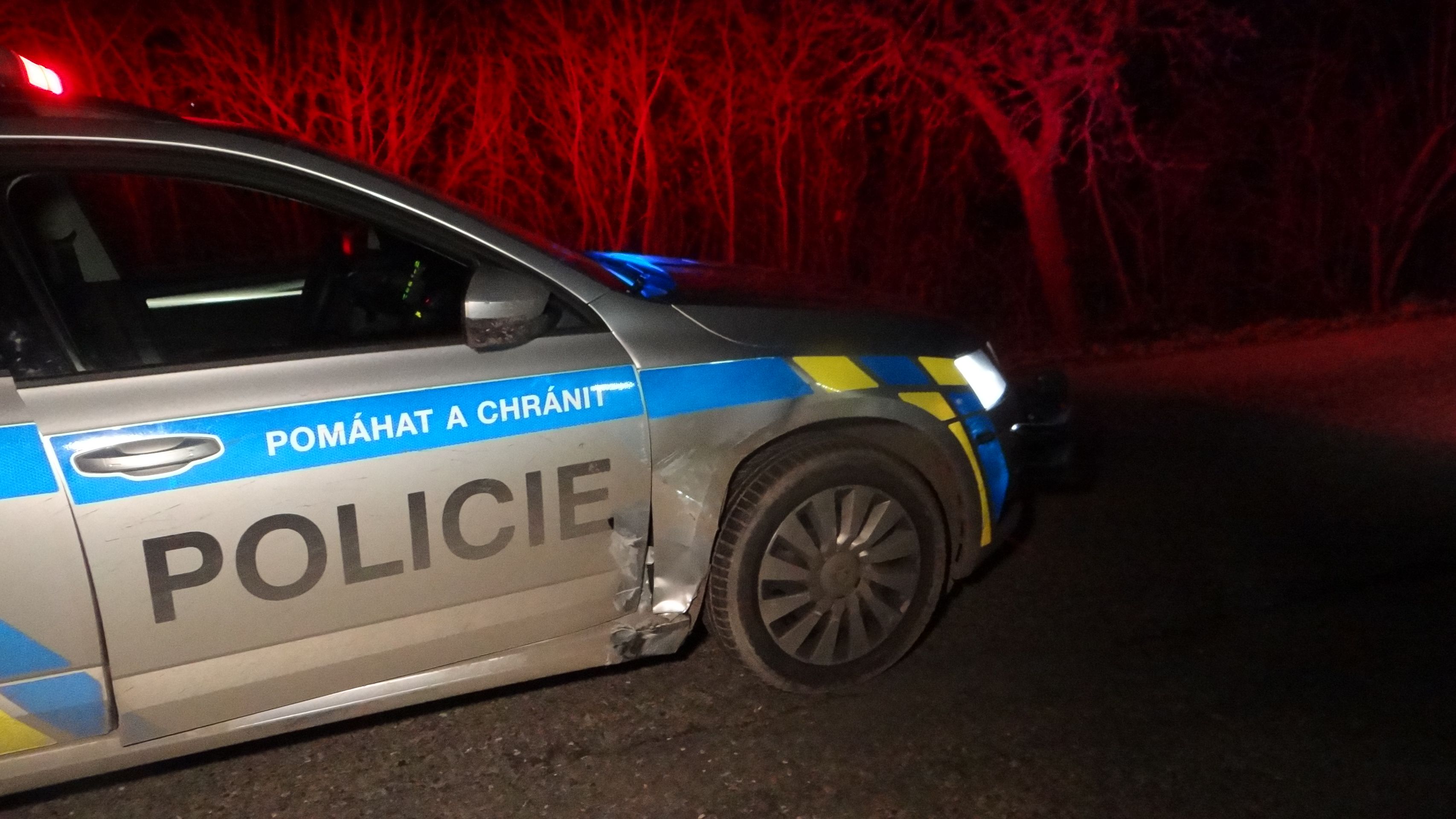 Ujíždějící řidič naboural dvě policejní auta a skončil převrácený v příkopu - GALERIE: Policejní honička na Kladensku (7/7)