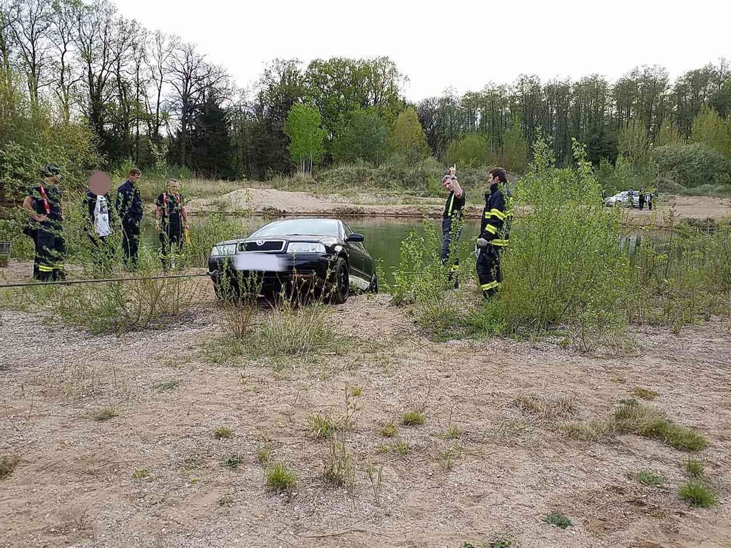 Hasiči vytahovali auto z vody - 8 - Fotogalerie: Oktávku museli vytáhnout potápěči (5/6)