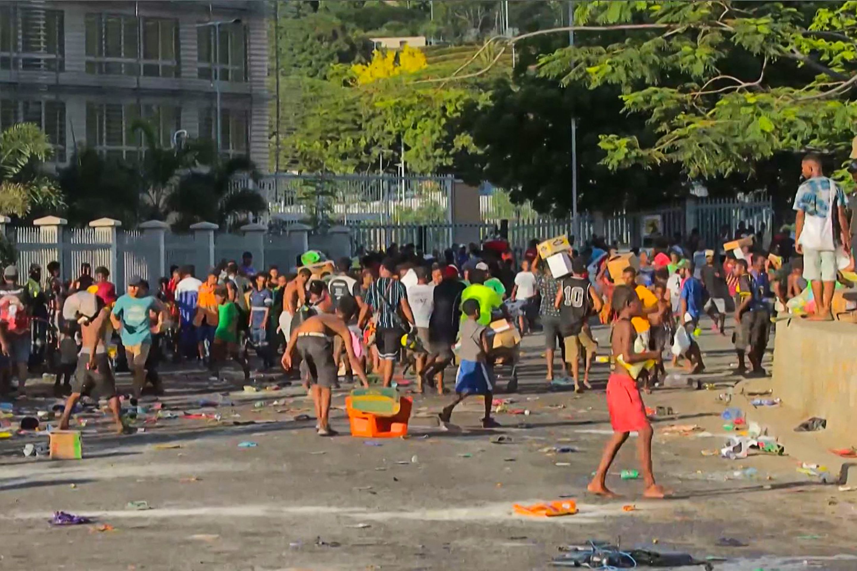 Stávky policistů zneužili zločinci a nespokojení obyvatelé (1) - Papua-Nová Guinea - nepokoje (3/4)
