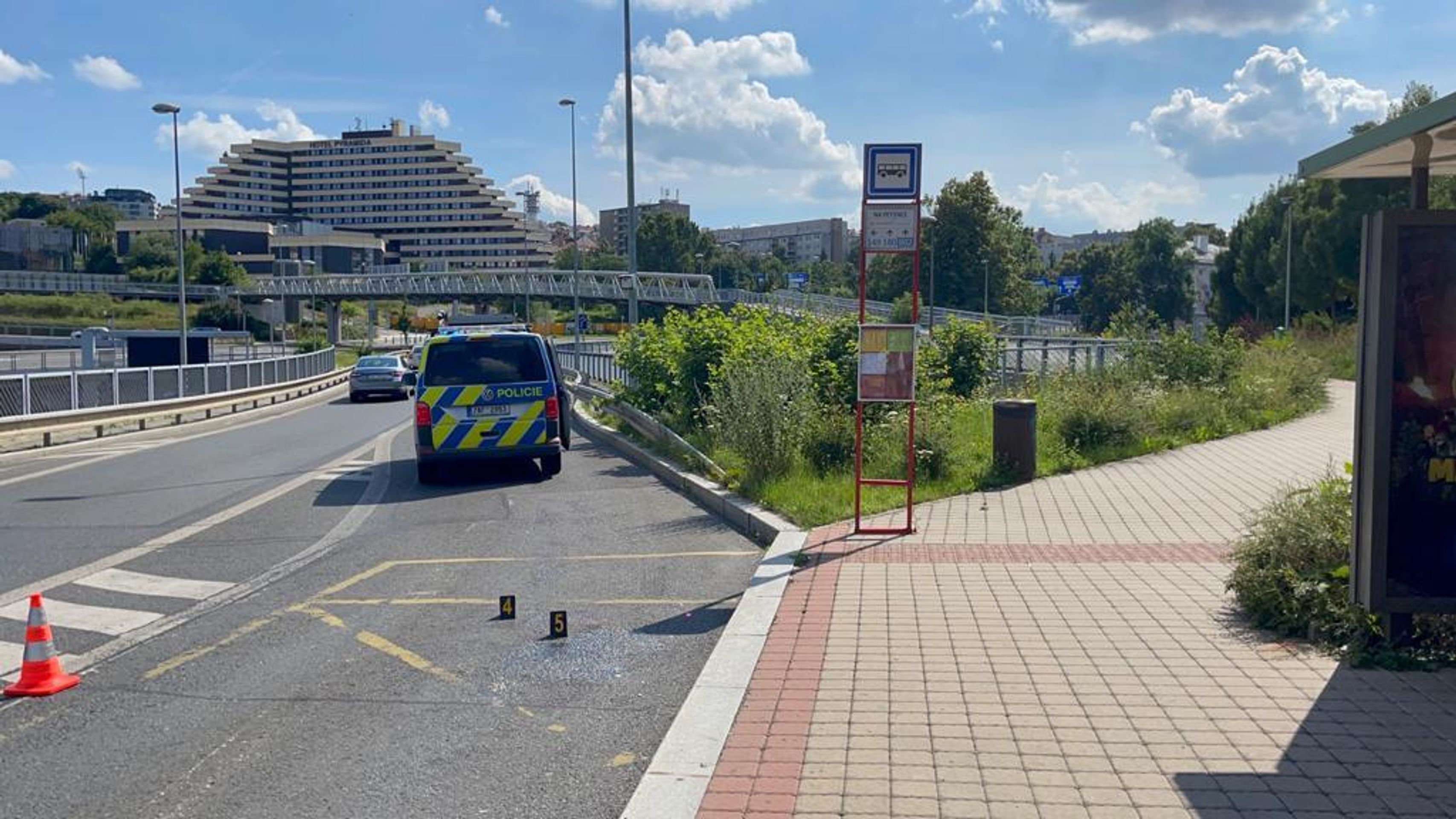 Seniorka pod autobusem skončila vážně zraněná - 7 - GALERIE: Autobus v Praze vážně zranil seniorku (5/11)