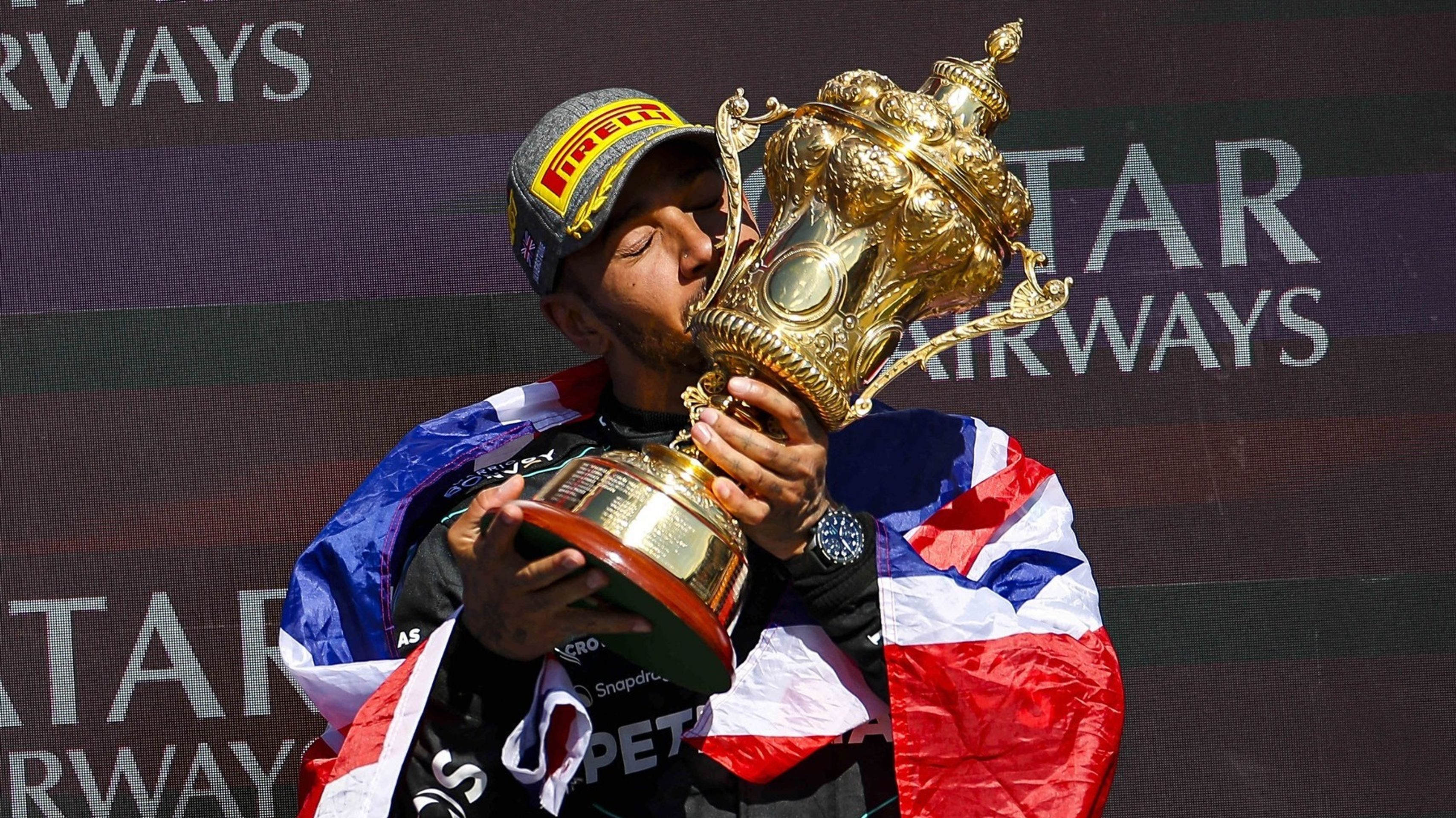 Lewis Hamilton s trofejí pro vítěze GP Velké Británie v roce 2024 (cropped) - Jak šel čas s Lewisem Hamiltonem (2/10)