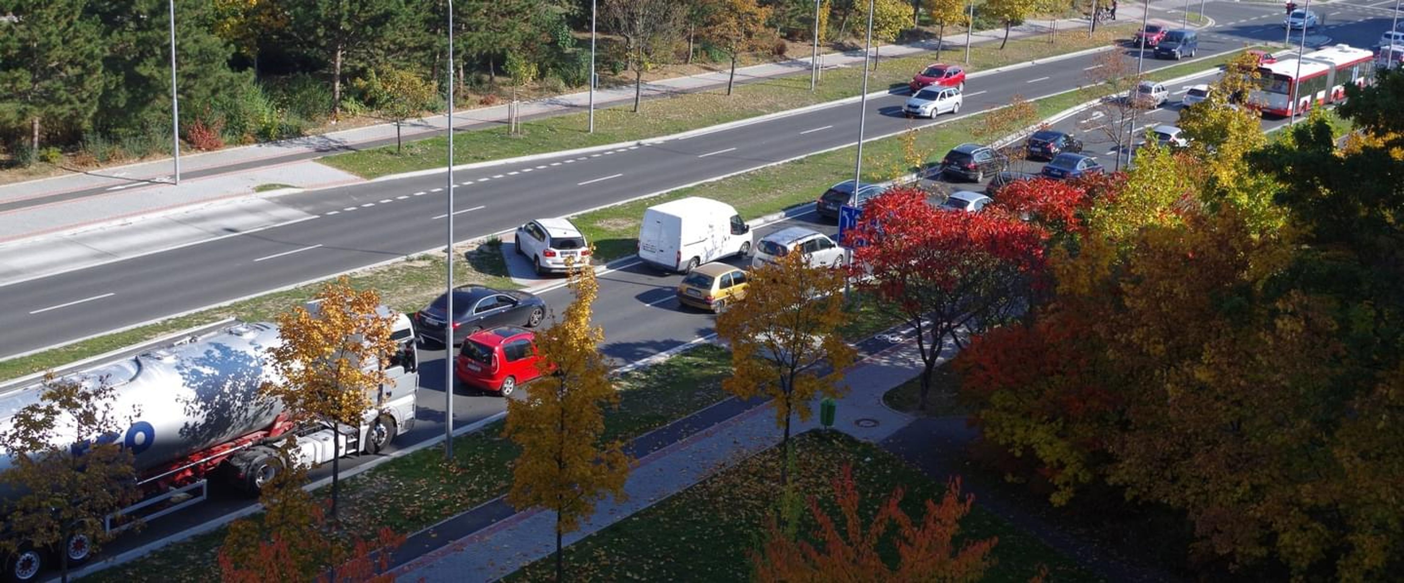Kvůli uzavírce kolabuje doprava v Plzni. Bourala i sanitka! - GALERIE: Kvůli uzavírce kolabuje doprava v Plzni (2/4)