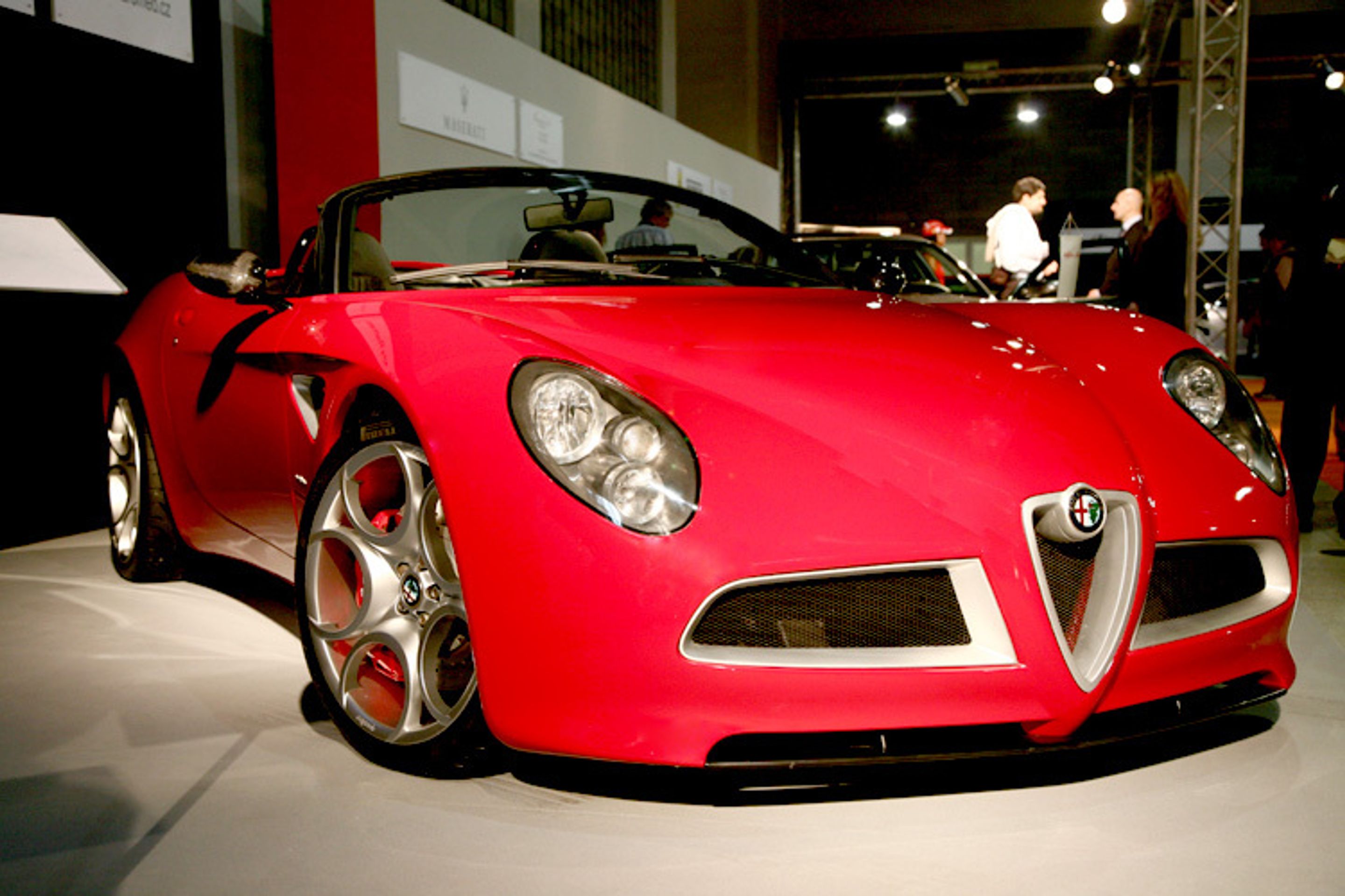 Alfa Romeo 8C Competizione - Sáhněte si na luxusní bouráky (1/6)