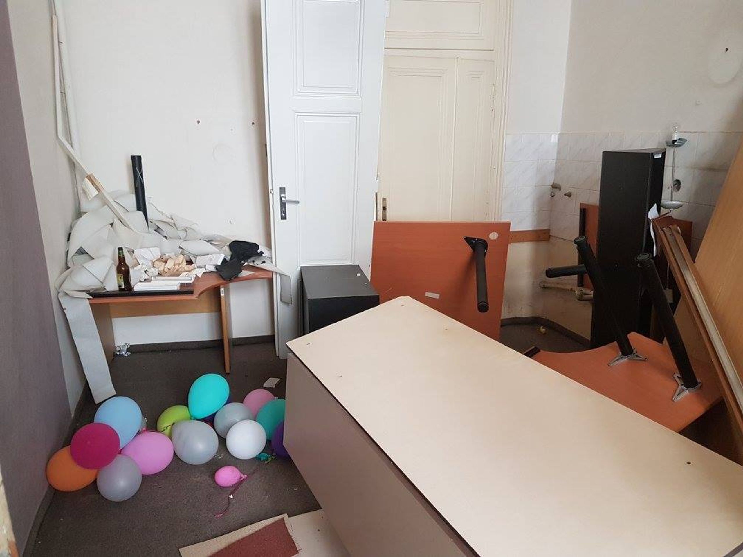 Squatteři zanechali v domech v Praze spoušť - 8 - GALERIE: Squatteři po sobě v domech zanechali spoušť (8/16)