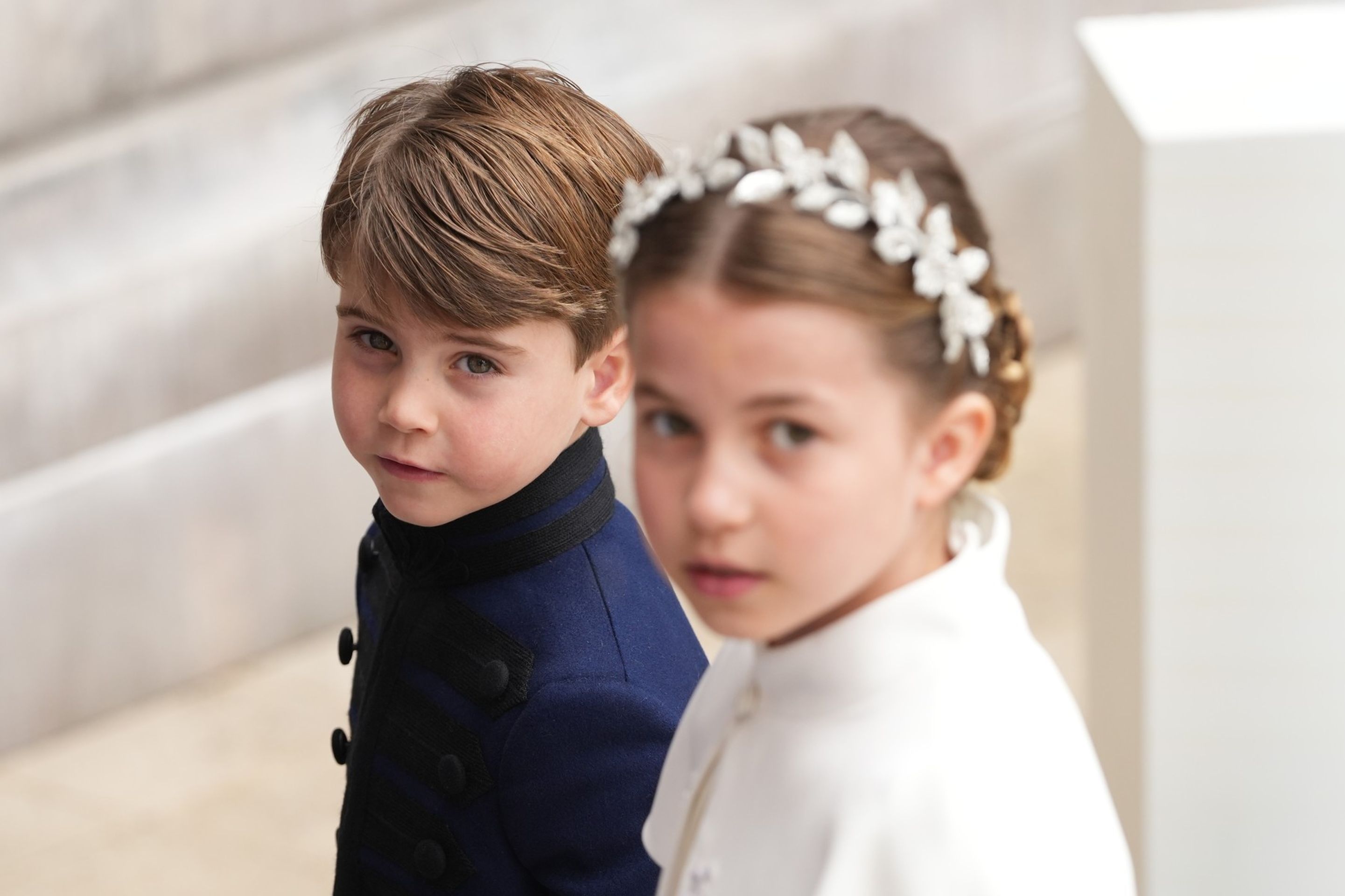 Princ Louis a princezna Charlotte během korunovace - Korunovace Karla III. (10/50)