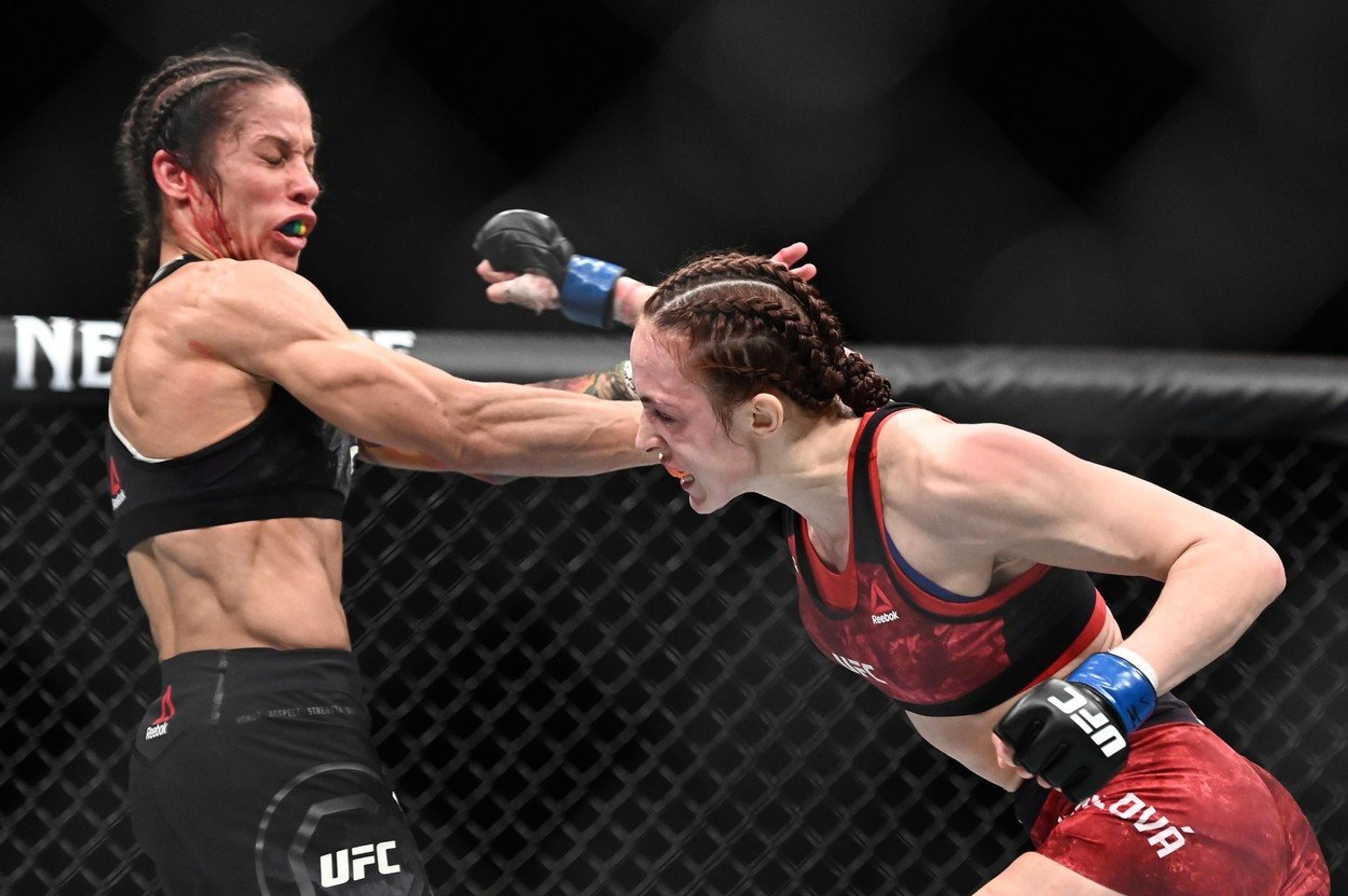 Lucie Pudilová zápasila s Liz Carmouche - GALERIE: Lucie Pudilová prohrála zápas s Liz Carmouche (2/5)