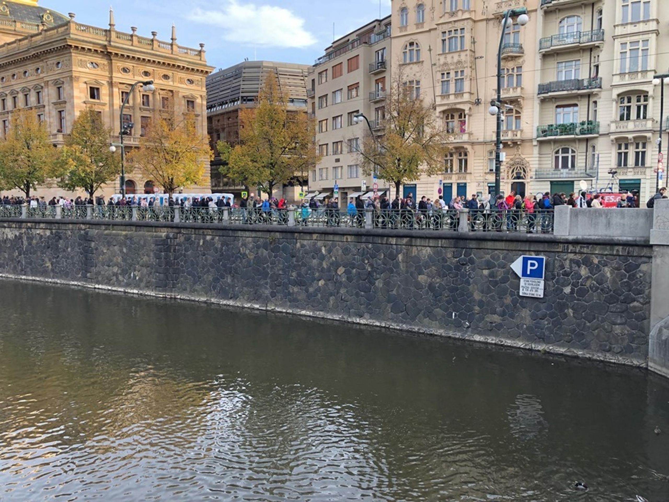 Lidé se loučí v Žofínském paláci s Karlem Gottem - 11 - GALERIE: Loučení s Karlem Gottem na Slovanském ostrově (27/39)