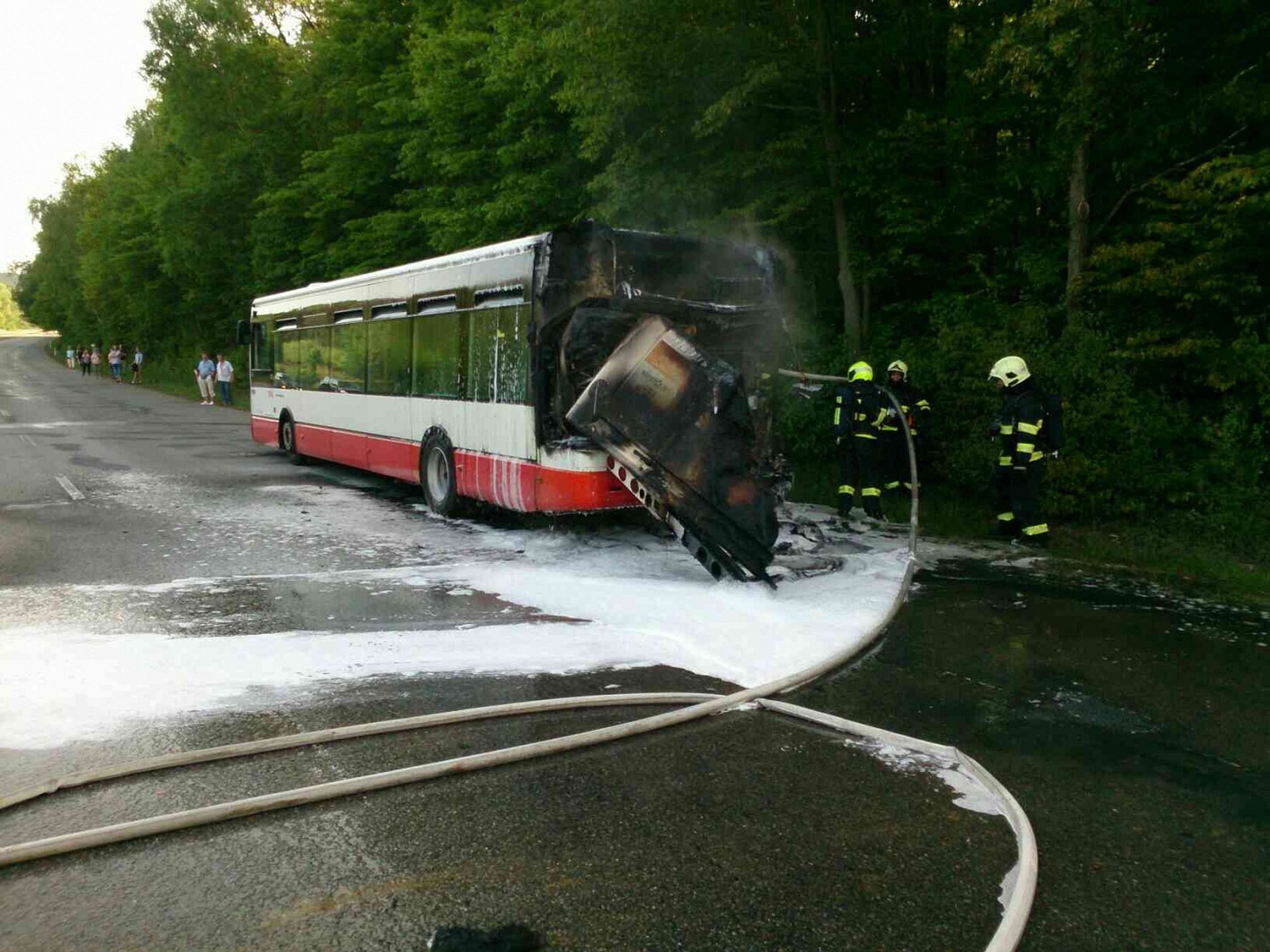 Hořící autobus - 2 - GALERIE: Požár autobusu (1/4)