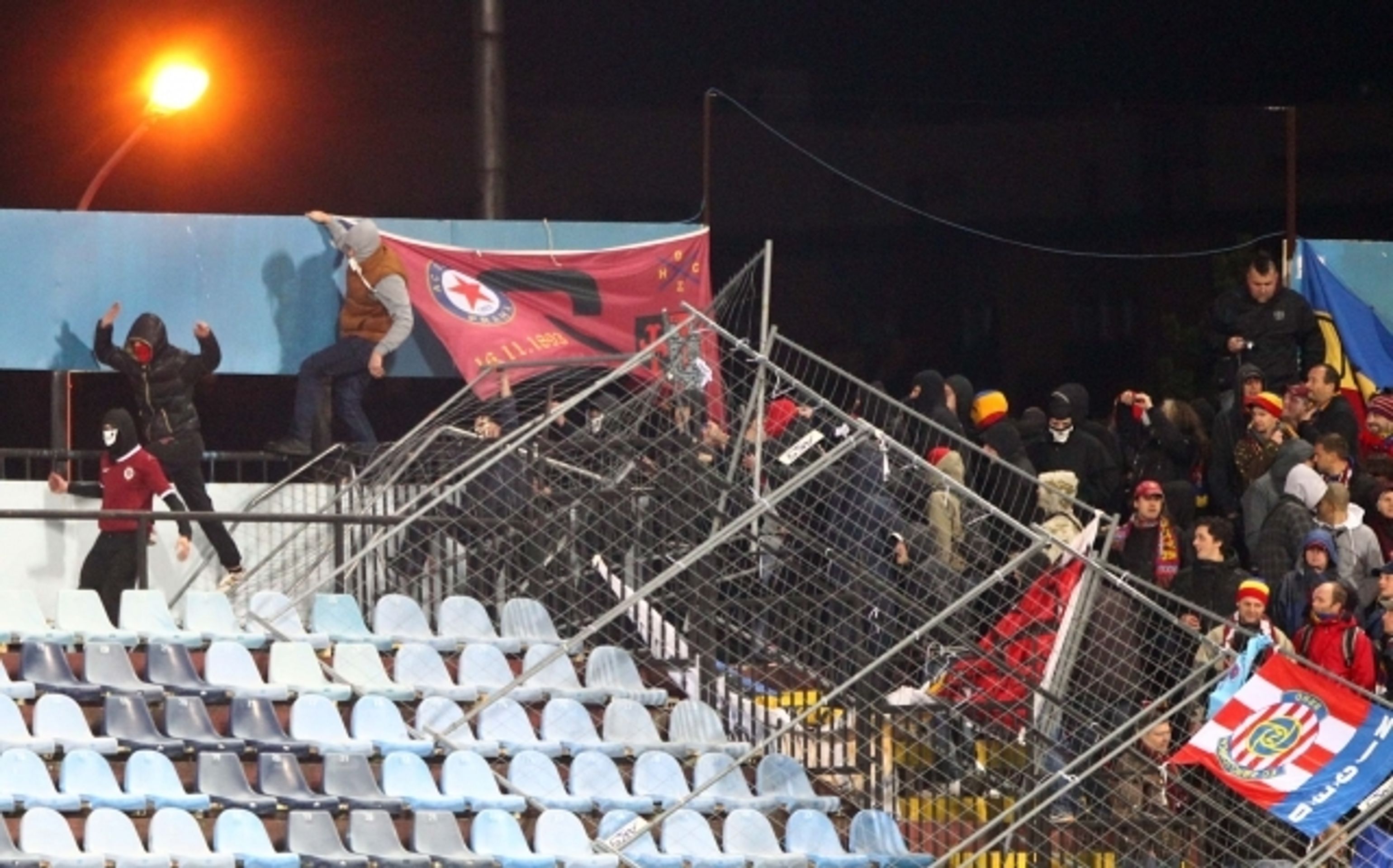 Řádění chuligánů na zápase Slovan - Sparta - 7 - GALERIE: Řádění chuligánů na zápase Slovan - Sparta (7/10)