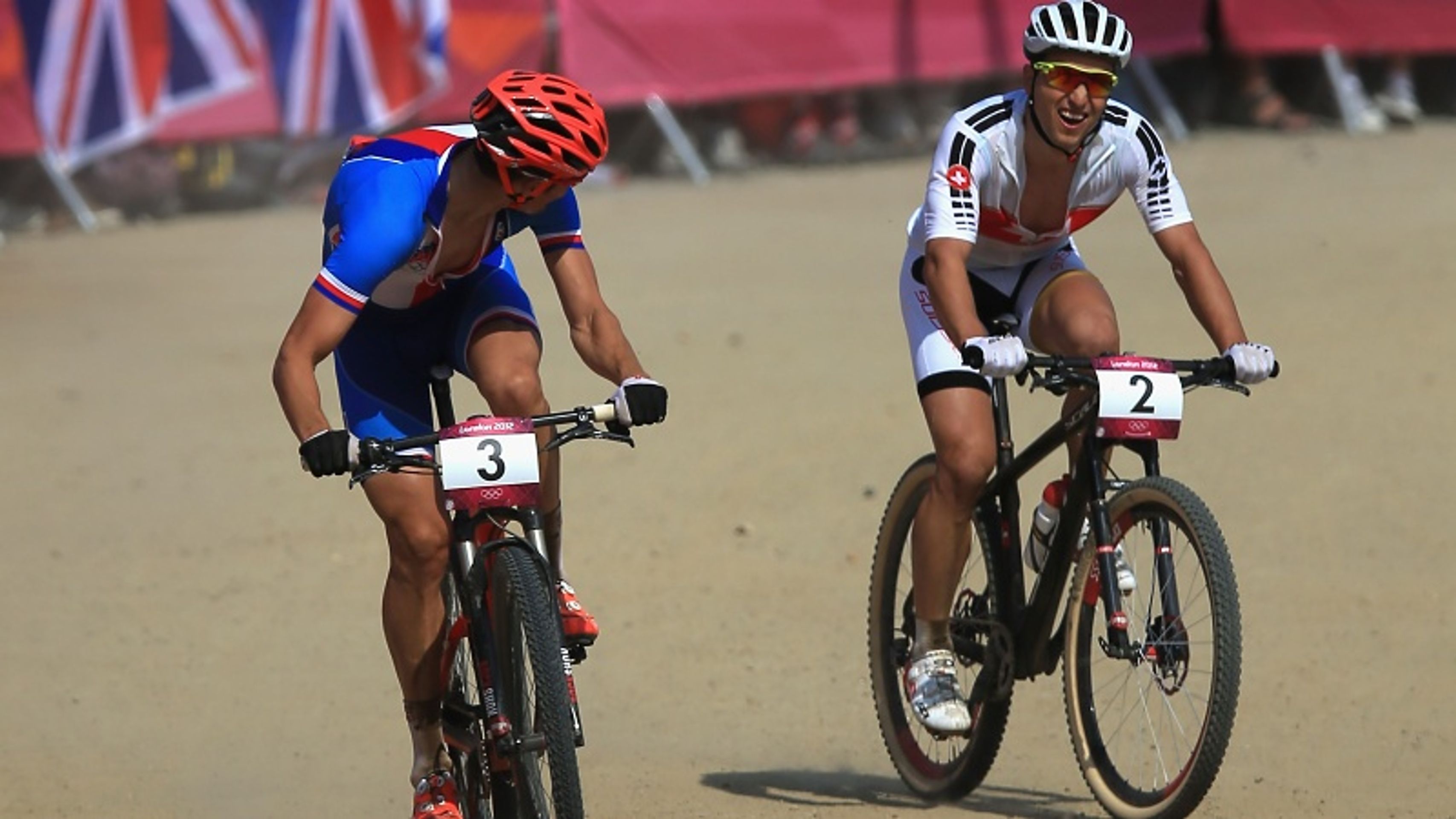 Jaroslav Kulhavý si na olympijské trati v Essexu jede pro zlato. - GALERIE: Biker Jaroslav Kulhavý vybojoval na olympiádě zlato (4/6)