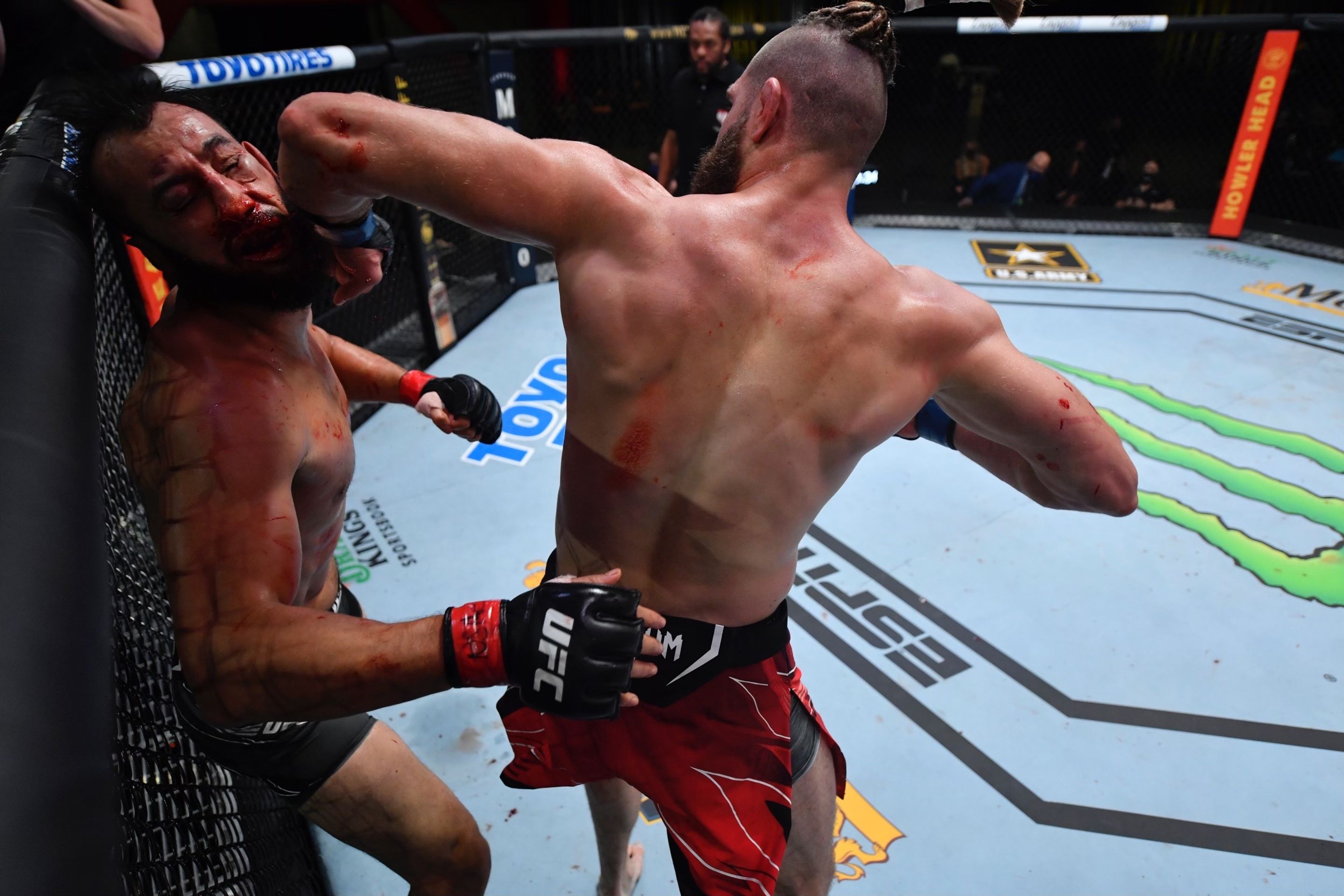 Jiří Procházka trefuje loktem Dominicka Reyese - GALERIE: Druhý zápas Jiřího Procházky v UFC (1/5)