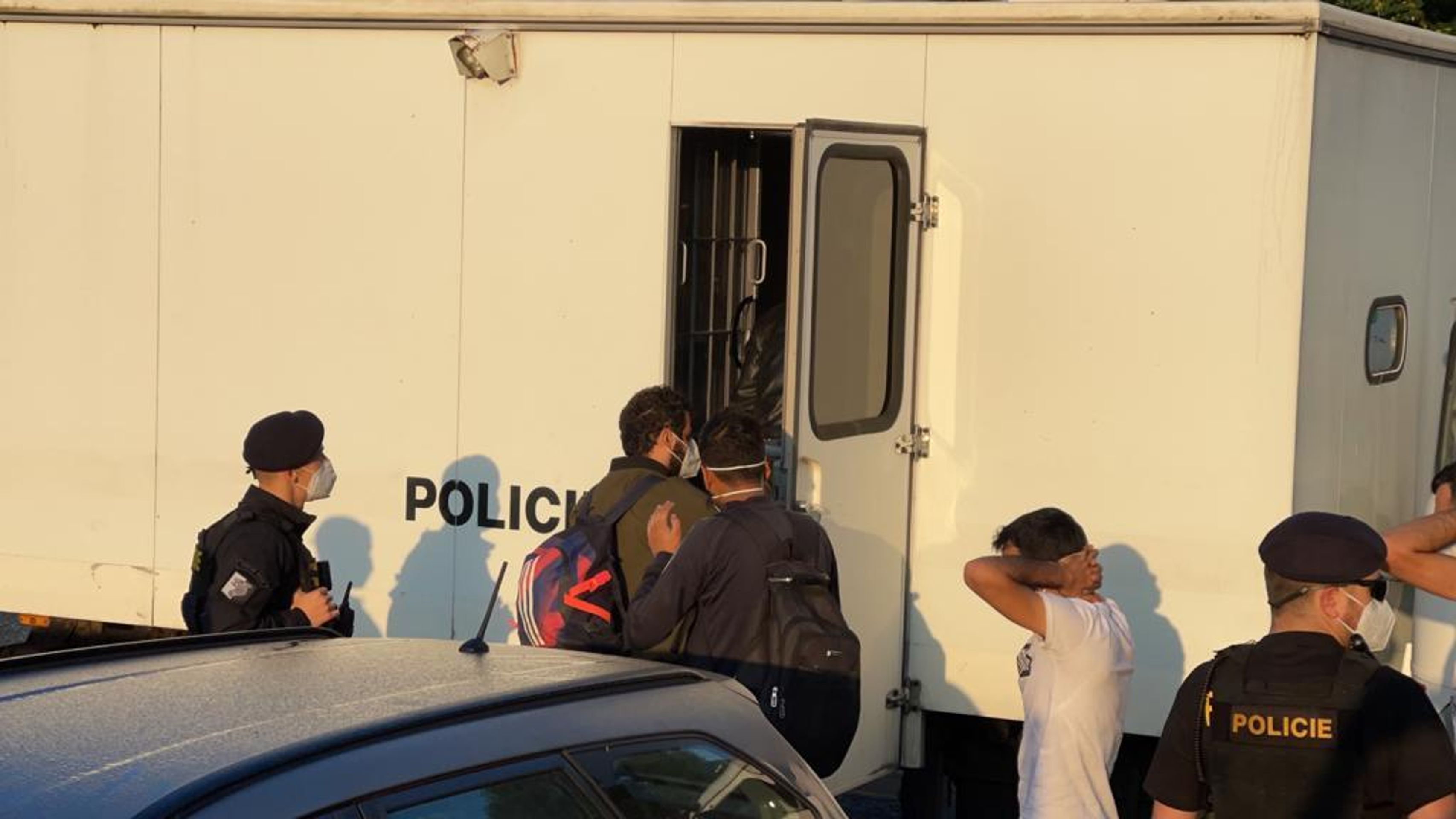 Dodávka s migranty ujížděla policii - 5 - GALERIE: Migranti utíkali před policií (22/26)