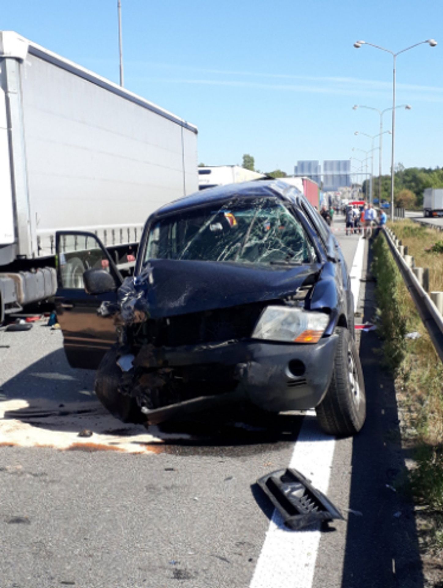 Nehoda osobních aut s kamionem na D1 - 2 - GALERIE: Nehoda osobních aut s kamionem na D1 (2/3)