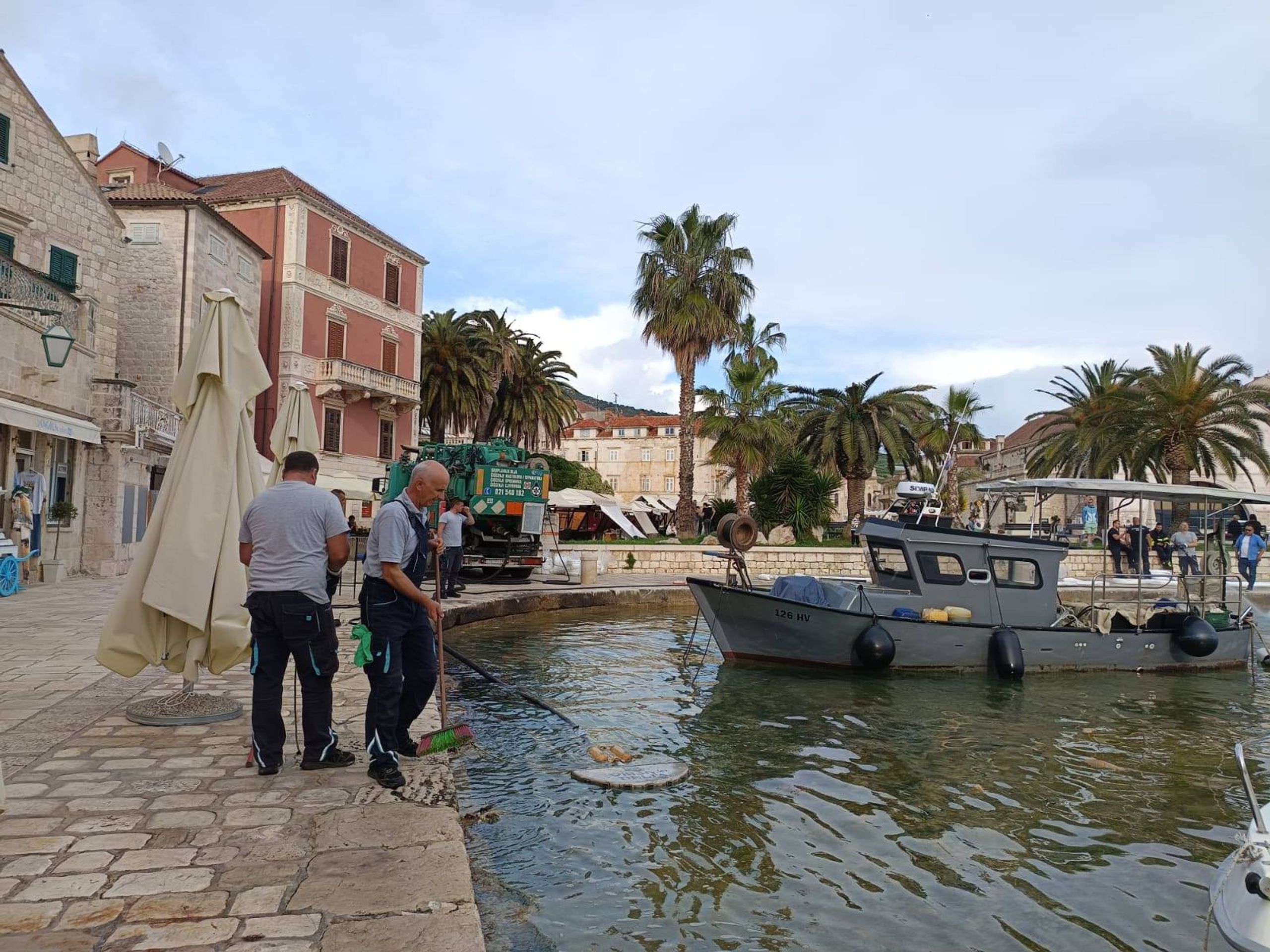 Únik nafty na ostrově Hvar - Únik nafty na ostrově Hvar (9/11)