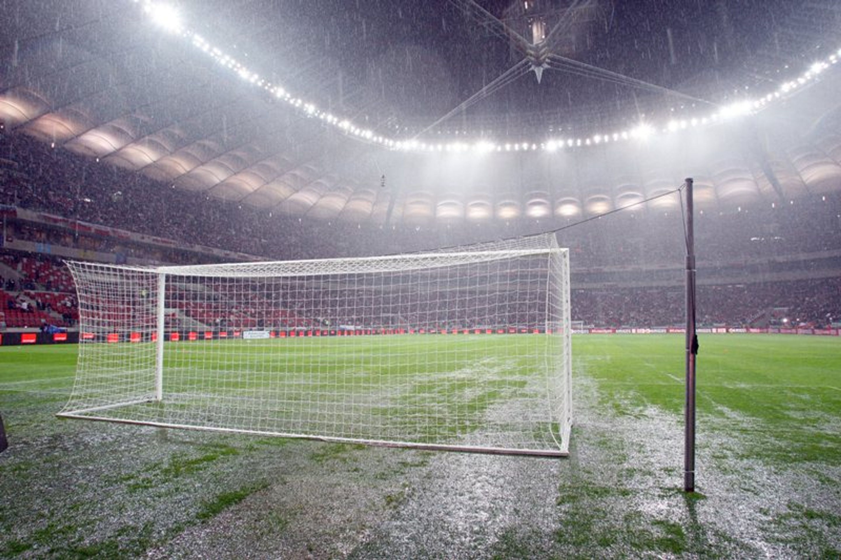 Zápas Polska s Anglií byl kvůli silnému dešti odložen - 8 - GALERIE: Zápas Polska s Anglií byl kvůli silnému dešti odložen (2/9)