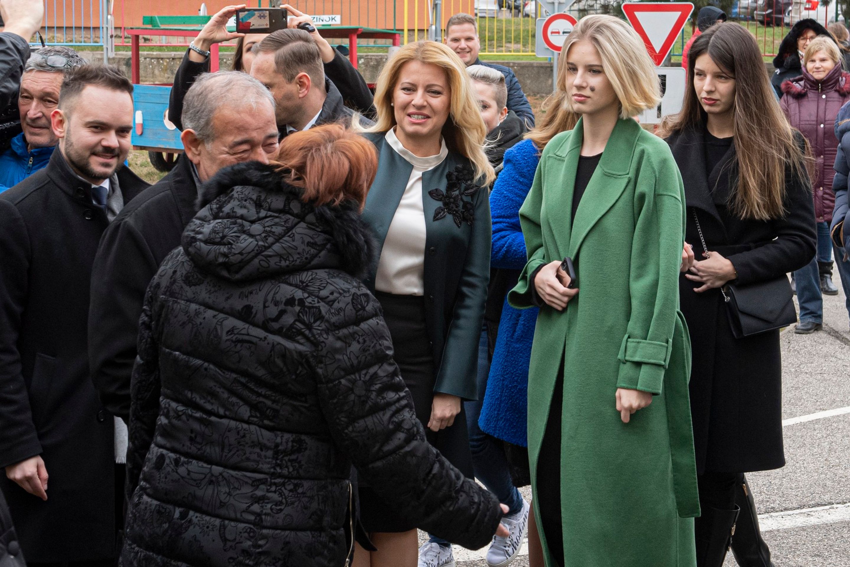 Zuzana Čaputová s dcerami - Zuzana Čaputová s dcerami (1/3)