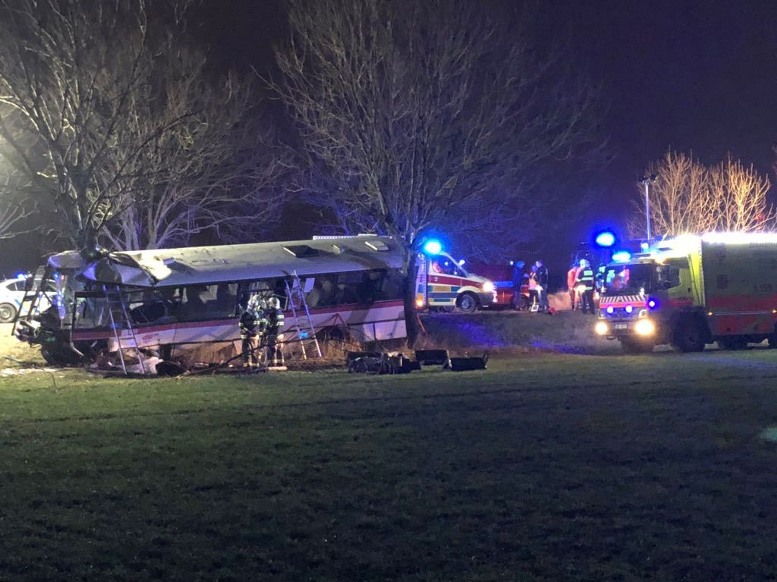 Tragická nehoda autobusu v Horoměřicích - 2 - GALERIE: Nehoda autobusu a osobního auta ve středočeských Horoměřicích (12/13)