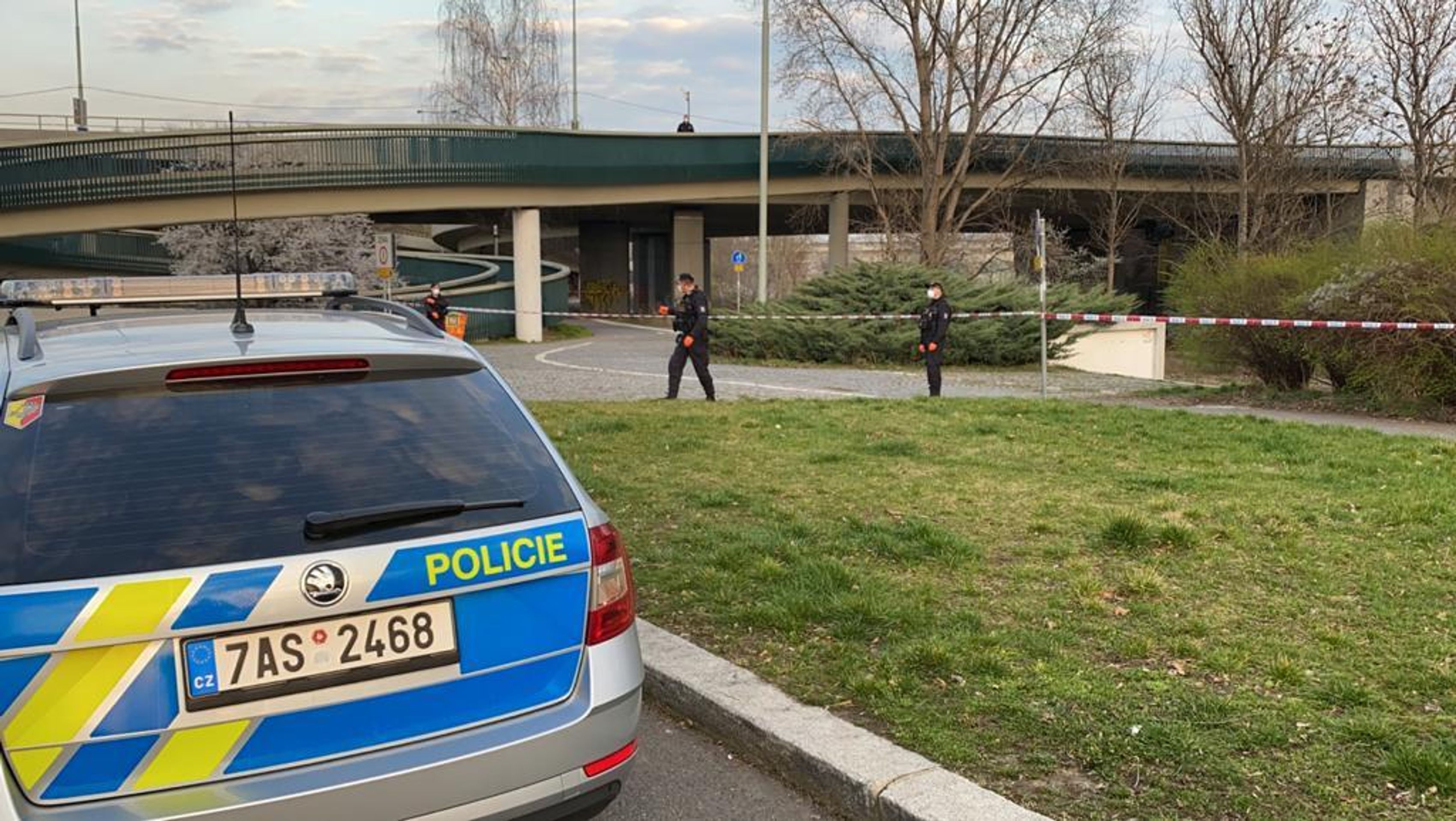 Policie zadržela pacienta, který utekl z nemocnice na Bulovce - 1 - GALERIE: Policie zadržela pacienta, který utekl z nemocnice na Bulovce (4/4)