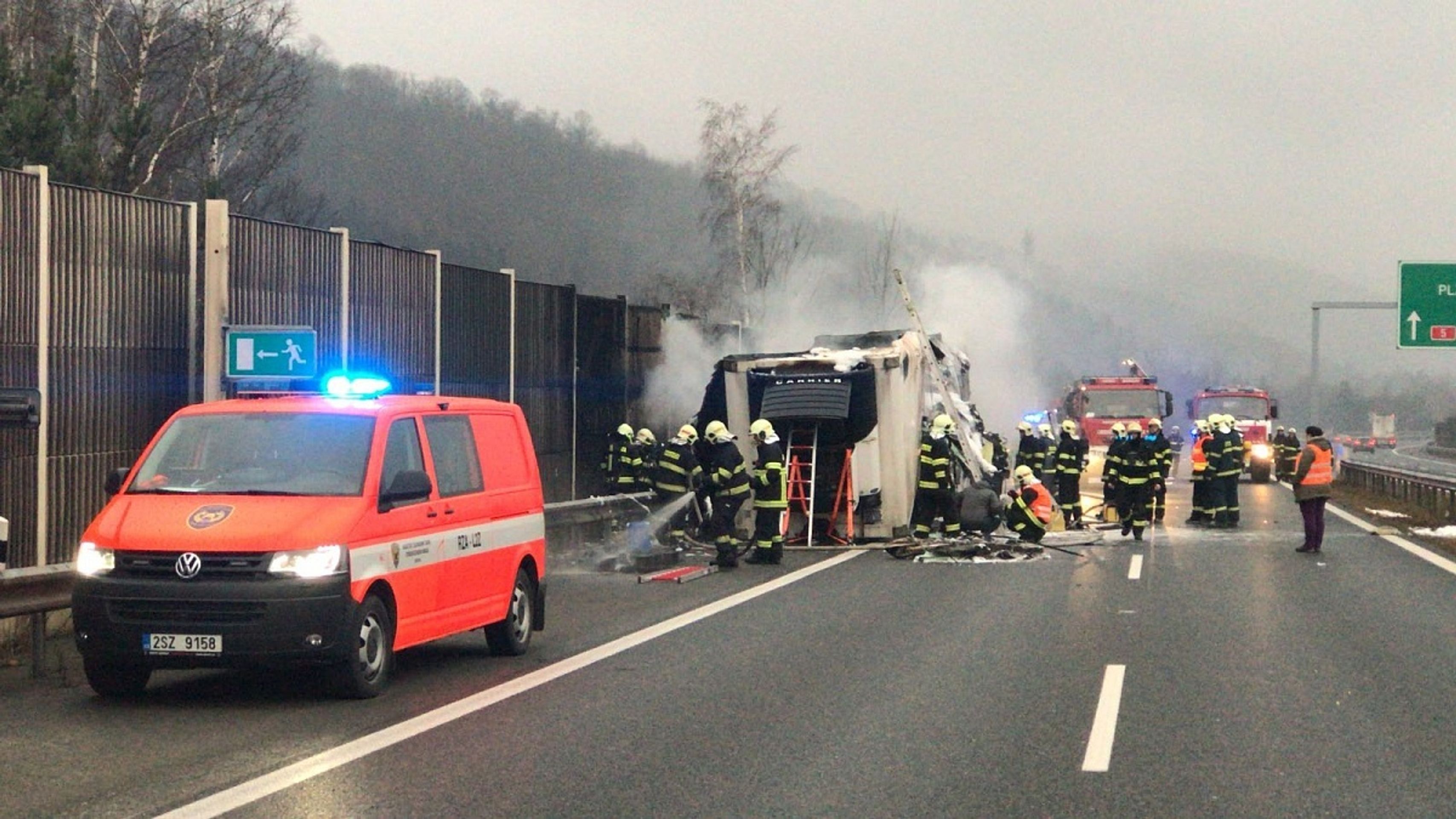 Hořící kamion na D5 - 5 - GALERIE: Hořící kamion na dálnici D5 (2/7)