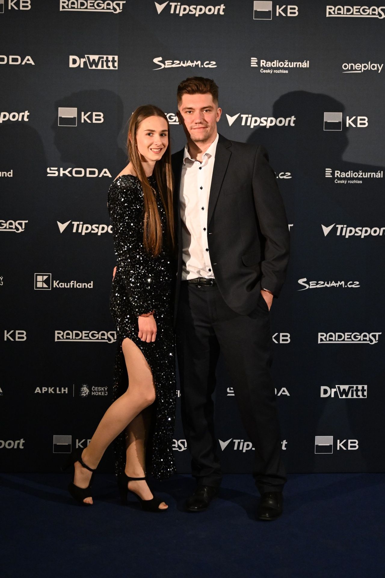 Brankář Michal Postava s přítelkyní Anetou - Hokejista sezóny v Tipsport extralize 2025 (4/11)