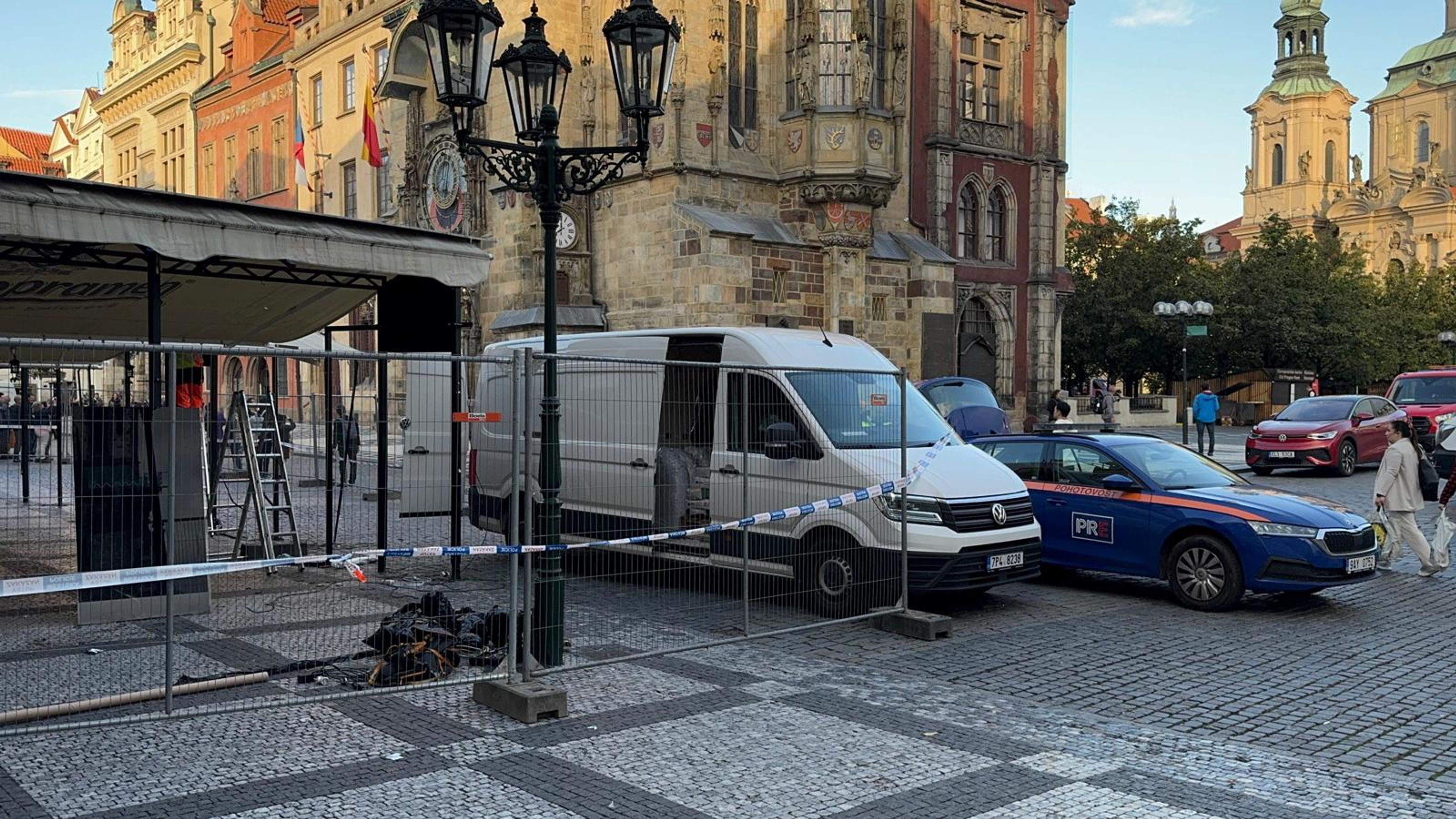 Na Staromáku probíhá demontáž nelegálních předzahrádek (9) - Na Staromáku probíhá demontáž nelegálních předzahrádek (10/10)