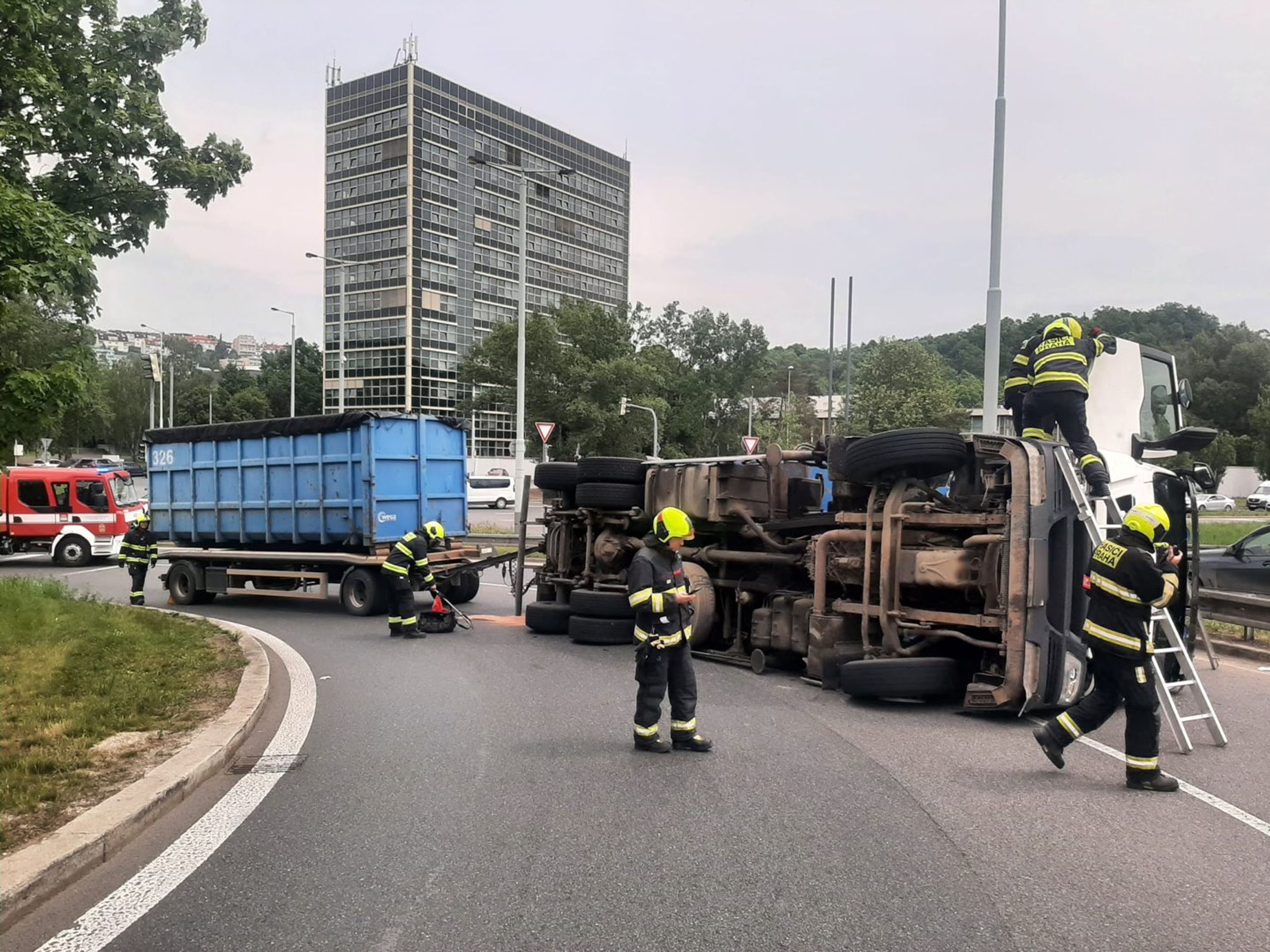 Převrácený kamion komplikuje dopravu na nájezdu z tunelu Blanka (3) - Převrácený kamion komplikuje dopravu v Praze (3/4)