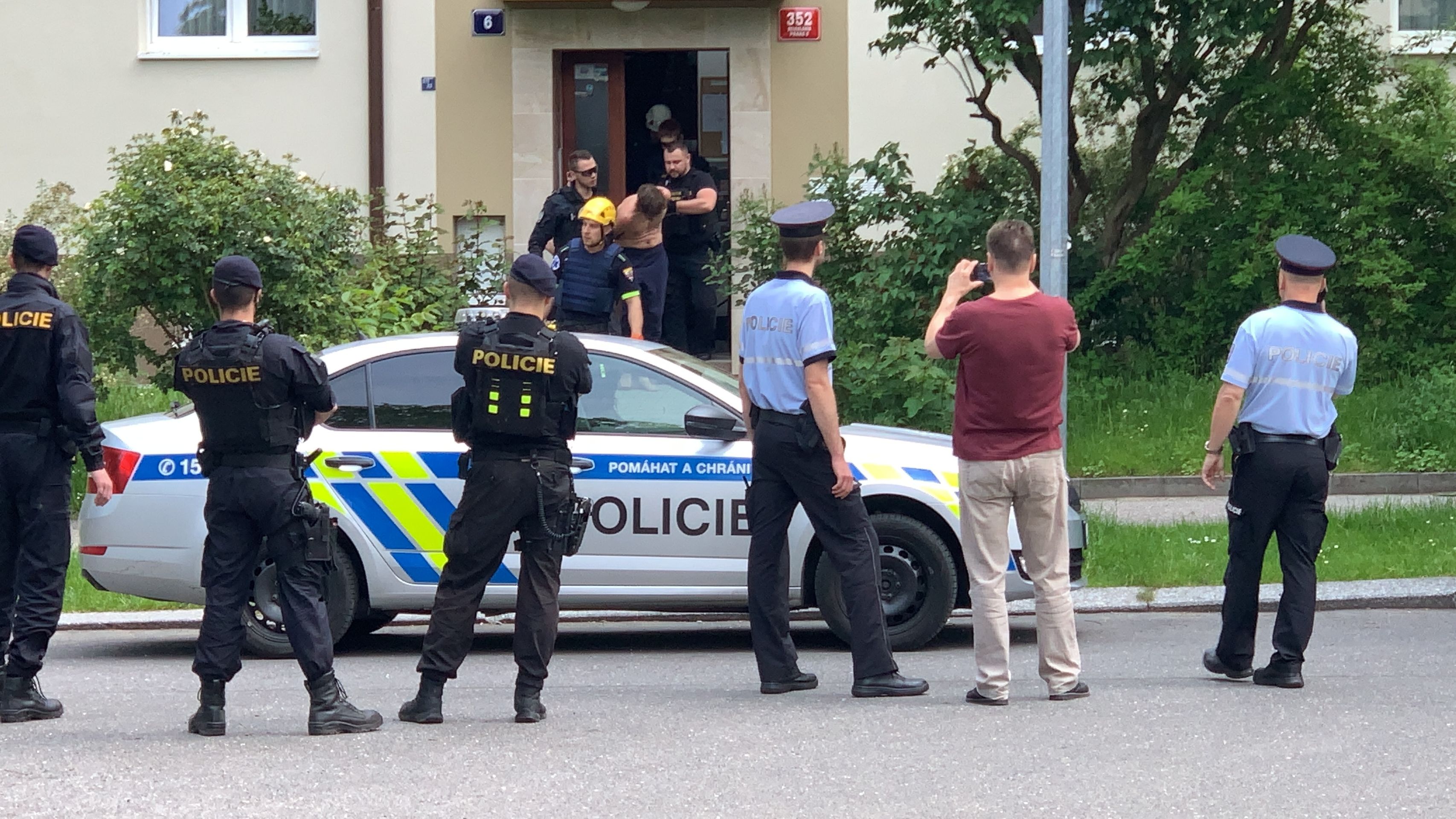 Zásah policistů na Praze 6 - 5 - GALERIE: Sobotní zásah policistů na Praze 6 (5/10)