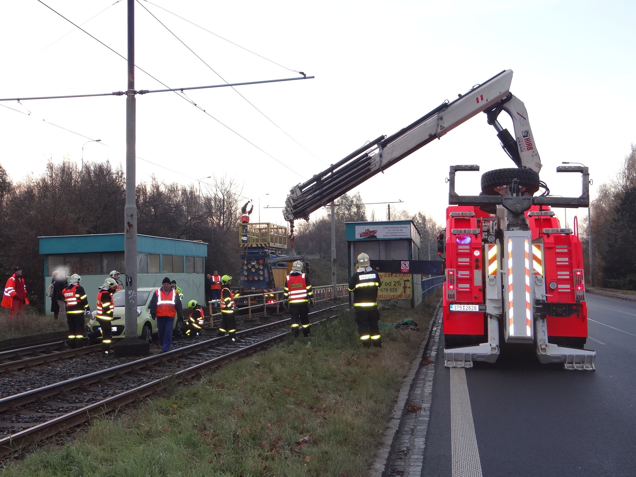 Hasiči vyprošťovali auto z tramvajových kolejí - 12 - Galerie: Hasiči vyprošťovali auto z tramvajových kolejí (11/13)