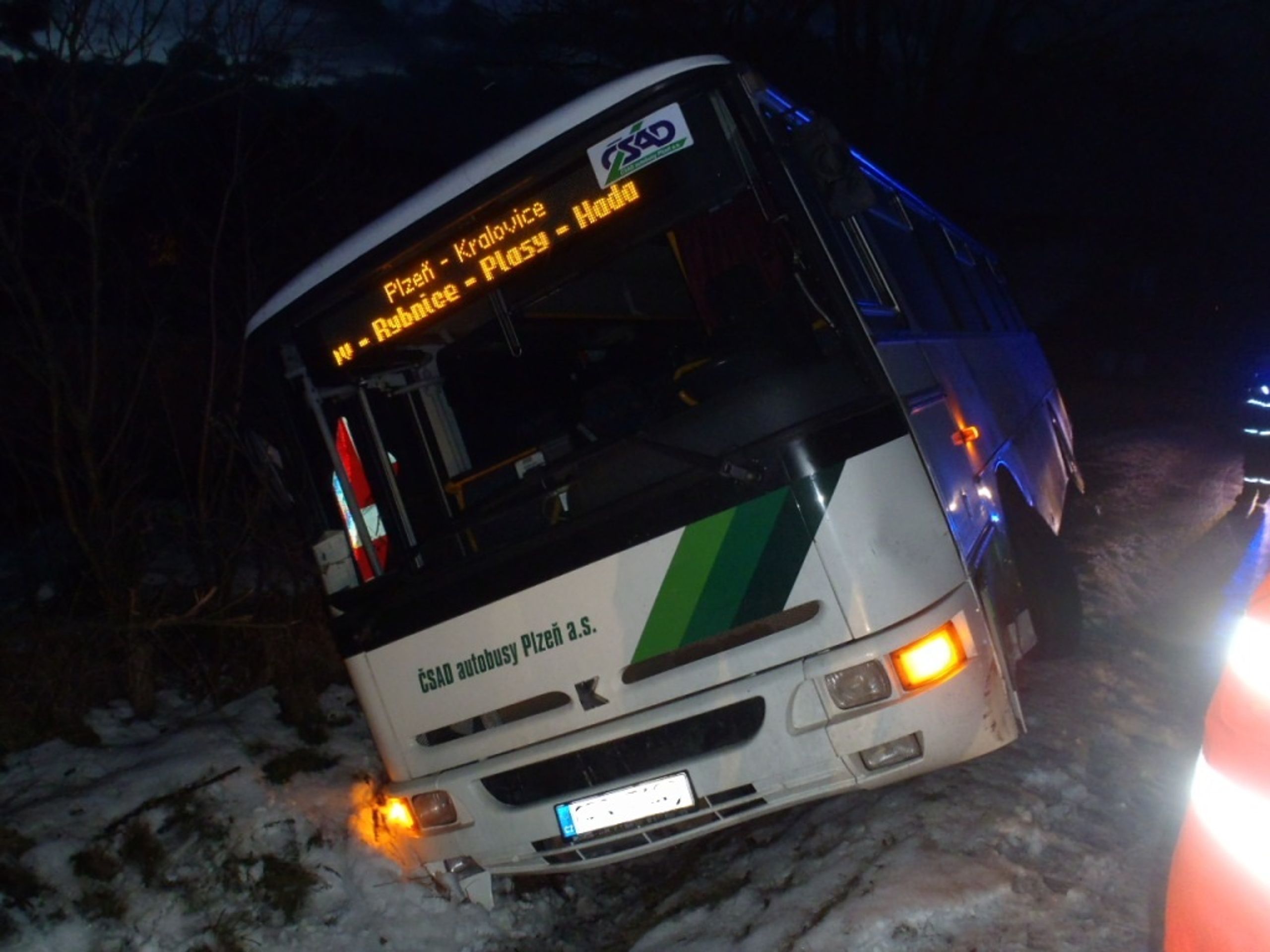 Dopravní nehoda autobusu a osobního auta u Třemošné - GALERIE: Ledovka výrazně komplikuje dopravu (1/15)