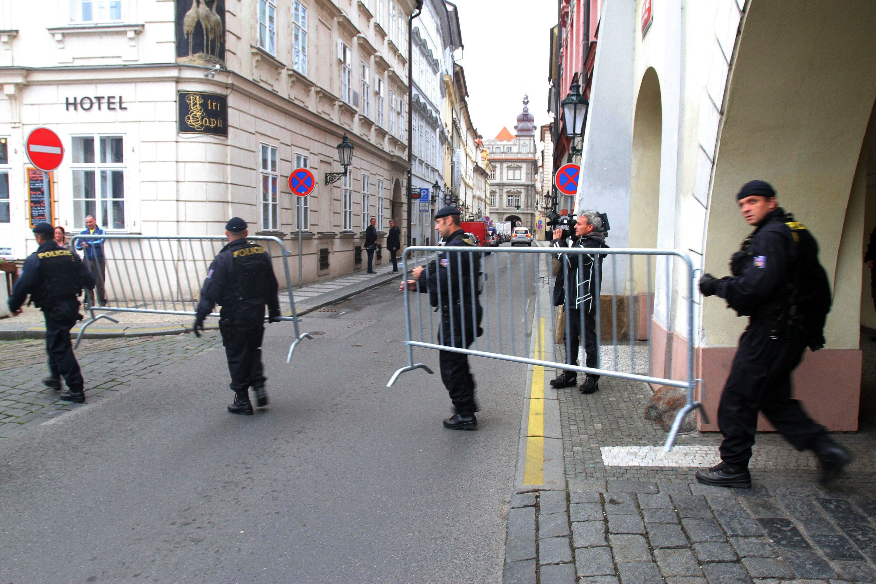 Rath - přípravy - 2 - Policejní přípravy u dolního vjezdu do areálu Poslanecké sněmovny (2/10)